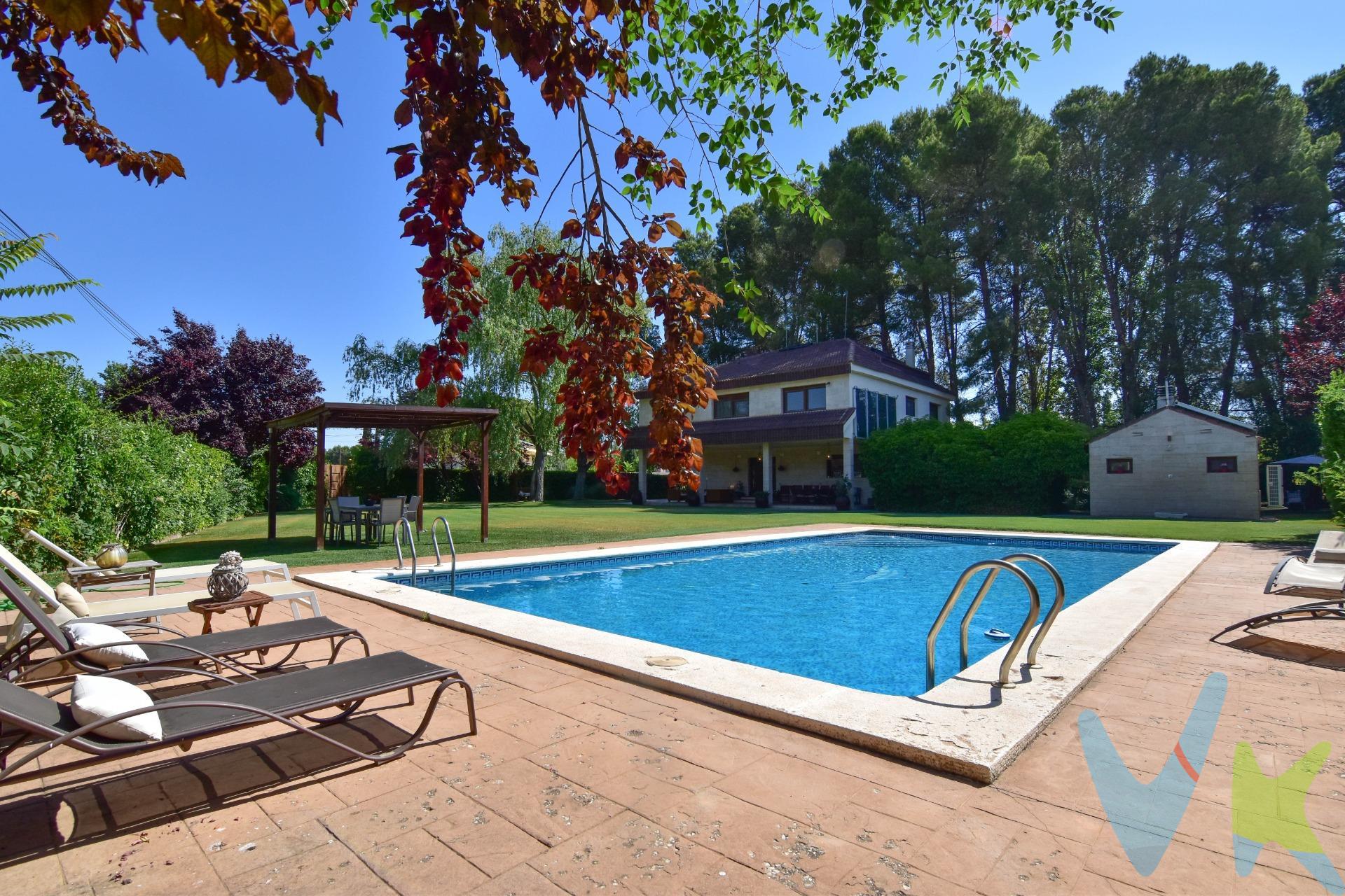 Exclusiva oportunidad de adquirir un impresionante chalet independiente en la prestigiosa urbanización Aguasol, una de las zonas residenciales de mayor nivel en Albacete. Rodeado de naturaleza, privacidad y servicios premium, este hogar ofrece un estilo de vida inigualable. Ubicado en una parcela de 2.149 m², el chalet cuenta con 296 m² construidos, distribuidos con un diseño funcional y elegante. La vivienda dispone de 6 amplias habitaciones, todas con grandes ventanales que ofrecen vistas al jardín y abundante luz natural. Además, incluye una espaciosa buhardilla de 75 m², ideal como sala de ocio, estudio o habitación adicional. La casa está equipada con instalaciones domotizadas y un sistema de aerotermia para calefacción y refrigeración, garantizando eficiencia energética y confort durante todo el año. En el exterior, la propiedad ofrece un entorno espectacular:. Piscina privada,. Jardín consolidado con pinos y chopos,. Porche de 74 m²,. Zona de paellero con horno moruno tradicional,. Área de juegos infantiles,. Espacios ideales para el disfrute familiar y social. Urbanización Aguasol – Servicios Exclusivos. Vivir en Aguasol significa disfrutar de tranquilidad y seguridad en un entorno de alto nivel. La urbanización cuenta con:. Servicio de conserjería 24 horas,. Sistema de videovigilancia con cámaras en todo el recinto,. Dos campos de fútbol (uno de césped natural y otro de cemento),. Canchas de baloncesto,. Gran piscina comunitaria con zona arbolada de sombra,. Capilla privada,. Calles amplias y cuidadas, con un entorno natural único a pocos minutos del centro de Albacete. Una propiedad única para quienes buscan tranquilidad, espacio, naturaleza y todas las comodidades modernas en una de las mejores zonas residenciales de la provincia. 📞 Contáctanos para más información o para concertar una visita privada. Esta oportunidad no estará disponible por mucho tiempo. *Nota: Agencia Registrada con el Nº 1018 en el Registro Obligatorio de Agentes Inmobiliarios de la Comunitat Valenciana. Puede consultar en la web de la GVA. La oferta está sujeta a cambios de precio o retirada del mercado sin previo aviso. En el precio de venta no están incluidos el impuesto del ITP, gastos de Notaría, los honorarios de agencia y los gastos de financiación, si la hubiese. Este anuncio no es vinculante, puede contener errores, se muestra a titulo informativo y no contractual*. *Por mandato expreso del propietario, comercializamos este inmueble en exclusiva, lo que le garantiza el acceso a toda la información, a un servicio de calidad, un trato fácil, sencillo y sin interferencias de terceros. Por este motivo, se ruega no molestar al propietario, a los ocupantes de la propiedad o a los vecinos. Muchas gracias por su comprensión. Si usted es agente inmobiliario y tiene un cliente para este inmueble, llámenos: estaremos encantados de colaborar. *. *Nuestro departamento financiero puede conseguir tu financiación. ¡ Consúltanos! *. 