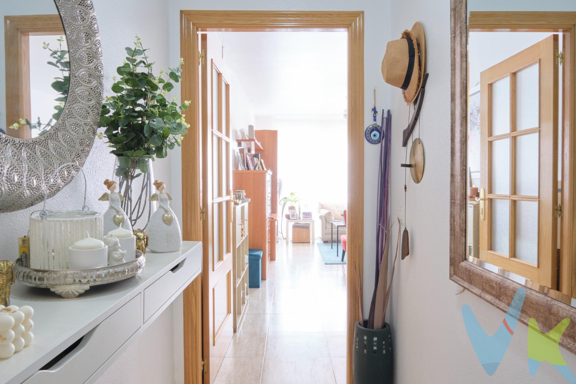 Se vende estupenda vivienda en Calle Virgen del Carmen, 9, en la zona del polideportivo de Espinardo, muy cerca de Juan Carlos I y del complejo JC1. Una ubicación tranquila, bien comunicada y con todos los servicios a mano. (NO TE PIERDAS LA REALIDAD VIRTUAL) https://my.matterport.com/show/?m=AnZqTfgbZhS. 📐 DISTRIBUCIÓN Y SUPERFICIES. La vivienda se sitúa en una primera planta con acceso cómodo y está distribuida en:. Recibidor. Salón-comedor con balcón. Cocina independiente con patio de 3.7 m², parcialmente cubierto. Pasillo distribuidor. 1 dormitorio doble. 1 dormitorio individual. 1 baño completo. La superficie construida total con zonas comunes es de 77,70 m², mientras que la superficie construida sin zonas comunes es de 68,02 m². La superficie útil de la vivienda es de 59,65 m². Incluye además una plaza de garaje en planta sótano, con 31,06 m² construidos (26 m² sin zonas comunes y 11,25 m² útiles), y un trastero en planta cubierta, con 11,04 m² construidos (8,94 m² sin zonas comunes y 7,38 m² útiles). 🌟 CARACTERÍSTICAS DESTACADAS. 🧱 Edificio moderno y bien conservado. 🚗 Plaza de garaje incluida en el precio. 📦 Trastero amplio y funcional. 🌞 Buena orientación y ventilación cruzada. 🧼 Zonas comunes limpias y acceso adaptado. 📍 UBICACIÓN Y ENTORNO. Situado en una zona residencial muy demandada, a solo 5 minutos andando de la parada de tranvía, con conexión directa al centro de Murcia en menos de 15 minutos. También cuenta con paradas de autobús cercanas y acceso rápido a la autovía A-7. En el entorno encontrarás:. 🛒 Supermercados y farmacias. 🏥 Centros médicos. 🌳 Zonas verdes y deportivas. 🏫 Colegios y servicios educativos. 🍽️ Amplia oferta gastronómica. 🎓 Muy próximo al Campus de Espinardo de la Universidad de Murcia, ideal para estudiantes o inversores. ℹ️ INFORMACIÓN ADICIONAL. -Los gastos de compra no están incluidos en el precio. Consultar condiciones. -Inmueble comercializado en multiexclusiva compartida. Se ruega no molestar a la propiedad ni a los vecinos. -La oferta está sujeta a cambios o retirada sin previo aviso. Este anuncio tiene carácter meramente informativo y no contractual. ¿Te interesa esta vivienda? Ya seas particular o profesional inmobiliario, contáctanos sin compromiso. 