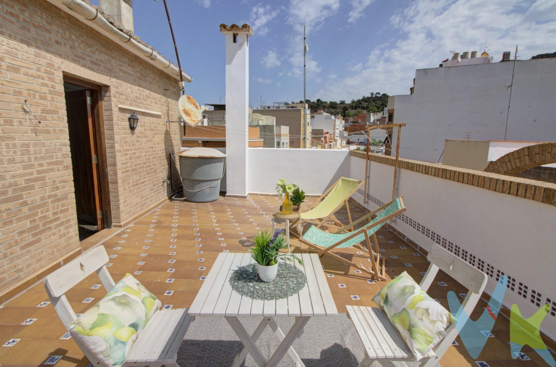 Imagina despertar cada mañana en el corazón de Almenara pueblo, donde el canto de los pájaros y la luz dorada del sol acarician cada rincón de tu nuevo hogar. La planta baja comunica directamente con el garaje y el trastero, un plus de comodidad para la familia que valora el orden y el espacio.  Esta casa de 189 m², edificada en 1989 y lista para entrar a vivir, te recibe con un vestíbulo en la primera planta que desprende calidez y amplitud desde el primer paso. En la primera planta, un generoso salón-comedor inunda de luz natural toda la estancia gracias a sus balcones orientados al este, invitándote a empezar el día con energía y una sonrisa. La cocina, práctica y bien distribuida, se abre a una galería. Un práctico aseo de cortesía y  una habitación que puede usarse como despacho. Subiendo por una elegante escalera, descubrirás tres habitaciones pensadas para adaptarse a cada necesidad: un dormitorio principal con baño en suite —diseñado con acabados de calidad— y dos espaciosas habitaciones secundarias, perfectas para niños, invitados o tu propio despacho en casa. Un segundo baño completo da servicio al resto de la planta, decorado con materiales cuid‌ados y una distribución funcional. La joya de esta vivienda es, sin duda, la terraza, en la buhardilla de la casa y los balcones que rodean la fachada: un refugio ideal para desayunos al aire libre, tardes de lectura o cenas bajo las estrellas en un entorno tranquilo. Aquí, cada rayo de sol se filtra entre la frescura de la brisa mediterránea, aportando serenidad y bienestar. Vivir en el centro de Almenara pueblo significa disfrutar de colegios cercanos, comercios tradicionales y rutas de paseo que invitan a perderse entre paisajes de huertos y pinos. Una oportunidad única para una familia que busca calidad de vida, luz y calma sin renunciar a la comodidad del pueblo. ¿Te animas a descubrirlo en persona? ¡Ven a visitarla y déjate enamorar!. Si lo necesitas, te ayudamos con la financiación. Los impuestos, gastos de notaría, registro y honorarios de agencia no están incluidos en el precio de venta. Para mayor seguridad en la compraventa, todas nuestras viviendas poseen FICHA DE CERTIFICACIÓN DE INMUEBLES registrada por la Asociación de Inmobiliarias de la Comunidad Valenciana ASICVAL. Antes de comprar o de entregar las arras, pida el Certificado de la vivienda para estar seguro y tranquilo sobre la situación legal, urbanística y de cargas de la misma. INMOBILIARIA QUASABLANQUA está inscrita en el Registro de Agentes de Intermediación Inmobiliaria de la Comunidad Valenciana RAICV. Almenara, ubicada entre Castellón y Valencia, es de fácil acceso por la autovía A10 o la N-340 y cuenta con una estación de tren en la línea Valencia-Barcelona. A solo 4 km, se encuentra la playa Casablanca, con suave arena dorada y grava, ideal para dis-frutar del clima mediterráneo. El paisaje de Almenara combina montañas, marjales, arrozales, lagunas y playas. Cerca del núcleo urbano, se encuentra el paraje natural de los Estanys, hábitat de diversas aves. La playa de Almenara, con Bandera Azul, ofrece chiringuitos y heladerías en primera línea, y una atractiva oferta gastronómica en su barrio marítimo. Almenara es un destino donde naturaleza, historia y playas se unen en perfecta armonía. 