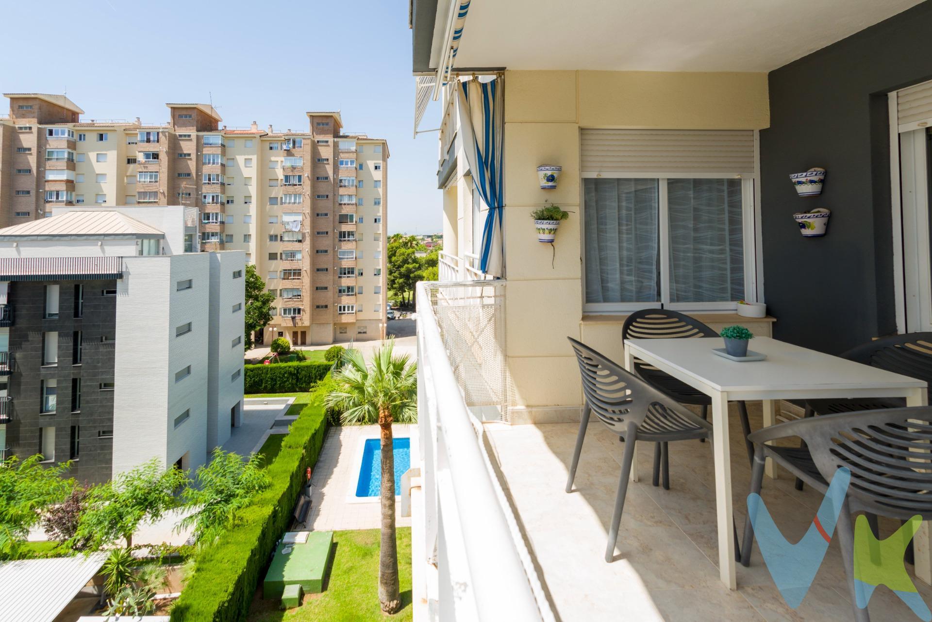 ¿Imaginas despertarte cada mañana con la luz del Mediterráneo entrando por tus ventanas? ¿Tomar el café en tu terraza mientras el sol brilla? Eso no es un sueño de vacaciones — es tu nueva realidad en Voramar, Benicàssim. . EL ESPACIO: FUNCIONAL, LUMINOSO Y LISTO PARA DISFRUTAR. Con 79 m² construidos y 68 m² útiles, este apartamento en 4ª planta ha sido pensado para quienes valoran el confort sin renunciar a la practicidad. Orientado al Este, cada habitación se llena de luz natural desde primera hora — esa luz cálida y limpia que lo cambia todo. La distribución es perfecta para disfrutar en cualquier época del año:.  2 habitaciones dobles amplias, con armarios empotrados y espacio real para descansar.  Baño completo en perfecto estado de conservación.  Cocina totalmente equipada — llegas con la maleta y empiezas a vivir.  Terraza privada donde relajarte con vistas al entorno residencial tranquilo.  Salón comedor luminoso, ideal para reunir a familia y amigos. El estado de conservación es *excelente — entra a vivir sin obras ni sorpresas. Aquí no compras un proyecto, compras tiempo de calidad.  LO QUE MARCA LA DIFERENCIA: . En una zona como Voramar, no todos los apartamentos ofrecen lo que este tiene:.  Garaje privado incluido en el precio — sin coste adicional, sin listas de espera.  Piscina comunitaria rodeada de jardines cuidados — el verano empieza en casa.  Puerta blindada y acceso seguro con ascensor.  Línea telefónica instalada.  Zona ajardinada y vallada — privacidad y seguridad para toda la familia.  Suministros de luz y agua disponibles. Gastos de comunidad de solo 100 €/mes — El IBI anual es de 450 €, lo que convierte el mantenimiento del inmueble en algo cómodamente asumible. .  UNA COMUNIDAD TRANQUILA. Una de las joyas ocultas de este apartamento es la propia finca. Se trata de una comunidad pequeña, con pocos vecinos, donde reina la tranquilidad y el respeto mutuo. Sin el bullicio ni el trasiego de los grandes bloques turísticos — aquí se descansa de verdad. El ambiente es el de un edificio *residencial y sosegado*, donde cada propietario cuida su espacio y se respira esa calma que precisamente vienes a buscar cuando escapas al Mediterráneo. Porque el descanso empieza antes de llegar a la playa. .  VORAMAR: TRANQUILIDAD, MAR Y VIDA MEDITERRÁNEA. Voramar no es solo una dirección — es un estilo de vida. Esta zona residencial consolidada de Benicàssim lo tiene todo a distancia peatonal:.  *Las playas de Benicàssim*, consideradas entre las mejores del Mediterráneo español, con bandera azul y aguas cristalinas.  Comercios, supermercados y restaurantes sin necesidad de coger el coche.  Una oferta gastronómica local que enamora — arroces, pescado fresco, terrazas con vistas.  A 10 minutos del *Festival Internacional de Benicàssim (FIB)* y de una agenda cultural que no para en todo el año.  Entorno residencial tranquilo, con vegetación, zonas verdes y ese ritmo de vida que solo da el Mediterráneo. Benicàssim registra más de 300 días de sol al año — el clima mediterráneo en su expresión más generosa. .  ¿TE IMAGINAS AQUÍ EL PRÓXIMO VERANO?. No dejes que otro comprador tome esta decisión antes que tú. En Carmona 1952 te acompañamos en cada paso del proceso con total transparencia y seguridad, para que tu única preocupación sea elegir en qué playa empezar el día.   . Carmona más de 70 años encontrando el lugar perfecto para cada persona. Por mandato expreso del propietario comercializamos este inmueble mediante contrato de multi-exclusiva, por el cual numerosas agencias colaboradoras, nacionales e internacionales, ofrecen esta vivienda a sus potenciales compradores, todo ello garantizando un servicio de calidad, un trato fácil, sencillo y sin interferencias de terceros, ya que la gestión es a través de nuestra agencia. *Impuestos, gastos de compraventa tales como honorarios agencia y financiación no incluidos. 