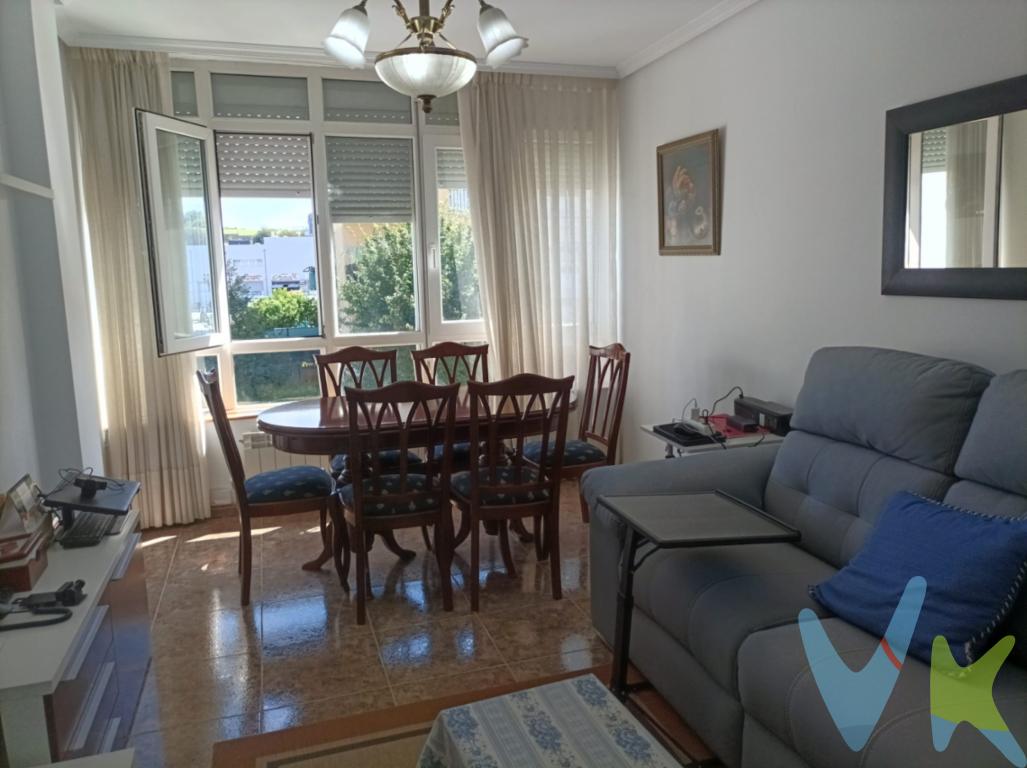 Oportunidad única en Santiago de CartesSi buscas un piso acogedor, luminoso y listo para entrar a vivir ¡este es el tuyo!Amplia vivienda perfectamente distribuida, con dos habitaciones, salón amplio y luminoso, cocina equipada y un baño completo. Su orientación este te asegura luz natural durante todo el día, creando un ambiente cálido y alegre. Es un tercero con ascensor, en un edificio sin barreras arquitectónicas, pensado para tu comodidad y la de tu familia. Incluye una plaza de garaje  muy amplia, válida para cualquier tipo de coche, y un trastero de 9,5 m², ideal para almacenar todo lo que necesites sin renunciar al espacio dentro de la vivienda. Se entrega completamente amueblado, listo para entrar a vivir desde el primer día, solo tendrás que traer tus cosas personales. La vivienda se encuentra en Santiago de Cartes, un encantador pueblecito de población joven, con todos los servicios a tu alcance: colegios, supermercados, zonas verdes y una comunidad dinámica donde vivir con tranquilidad, pero con todas las comodidades cerca. Perfecto tanto para primera vivienda como para inversión. ¡No dejes pasar esta oportunidad! Ven a visitarlo y enamórate de tu nuevo hogar en Cartes. 