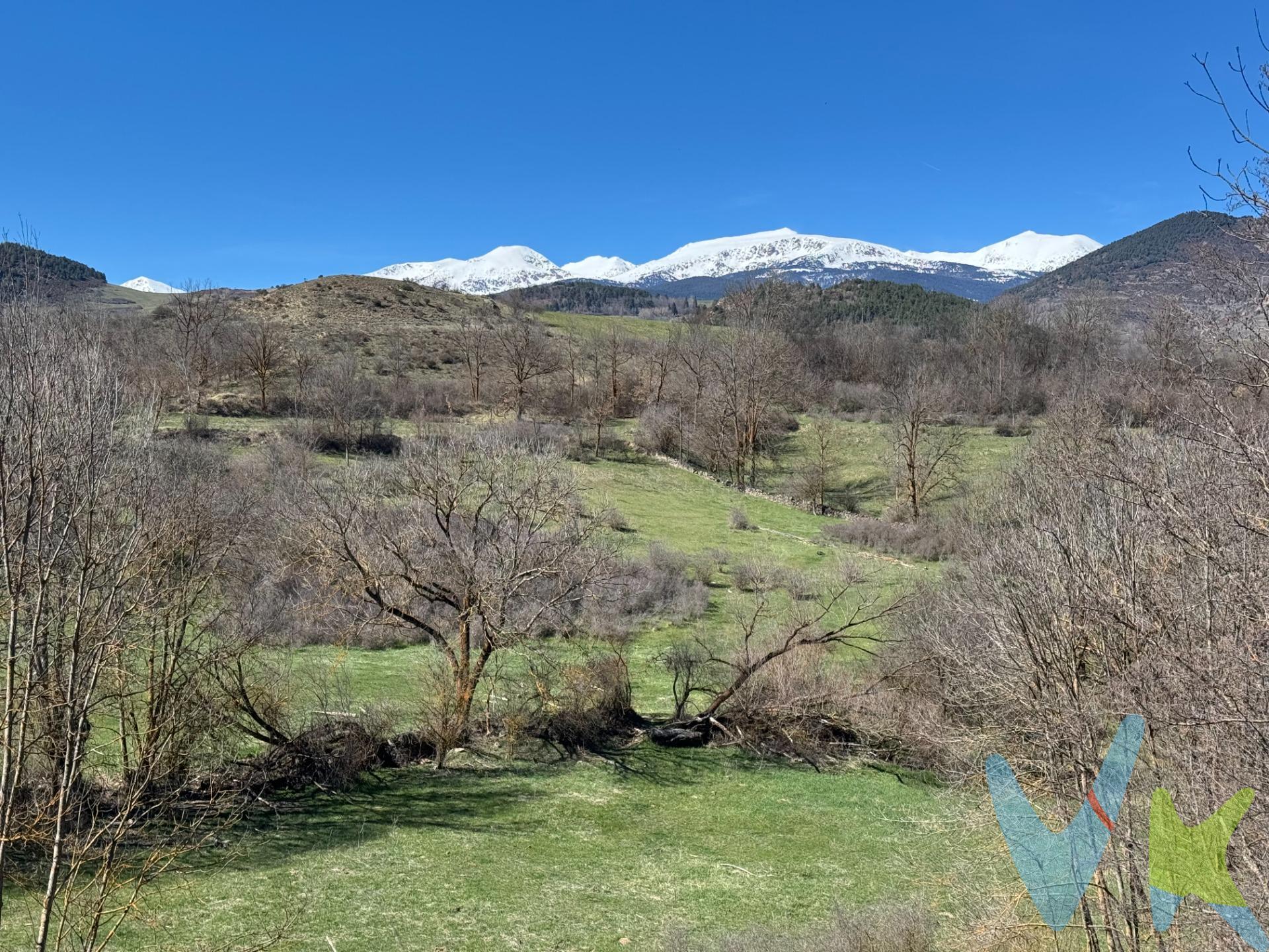 Descubre tu refugio en la Cerdanya en este entorno a solo 3 kms de Bellver de Cerdanya. Conocida como la Torre de Pisa de la Cerdanya, esta localidad combina la belleza naturial y un ambiente acogedor. Esta adosada de estilo típico de la Cerdanya se encuentra en una exclusiva comunidad de sólo 5 viviendas, brindando un ambiente tranquilo. La propiedad se distribuye en dos plantas muy luminosas. En la planta baja encontrará el salón comedor con chimenea, ideal para relajarse en las noches. Desde aquí tendrá acceso al jardín privado, ideal para compartir momentos inolvidables con amigos y familia. La cocina americada, muy funcional y que conecta con una terraza dónde poder desayunar con vistas a las montañas. En la segunda planta se encuentran las 3 habitaciones, todas con armarios empotrados y un baño completo. Podrá disfrutar de una zona compartida con un amplio espacio que cuenta con una barabacoa, escenario ideal para celebaraciones y reuniones con amigos y familiares. No pierdas la oportunidad de vivir en un entorno natural y sereno, donde cada día pude ser una nueva aventura. ¡Contactanos para convertar una visita y déjate enamorar del entorno!. . NOTA :. “En el precio de venta están incluidos los honorarios de la agencia inmobiliaria, pero no incluye impuestos ni gastos que conllevan la escritura, por lo que se debe añadir a la compra en viviendas de segunda mano el ITP, en viviendas de Obra Nueva el IVA y AJD y en ambos casos los honorarios de notaría y registro. No están incluidos en el precio el mobiliario y los enseres. Los precios de la oferta pueden ser modificados o darse de baja sin previo aviso y todos los datos expuestos son meramente orientativos.”. 
