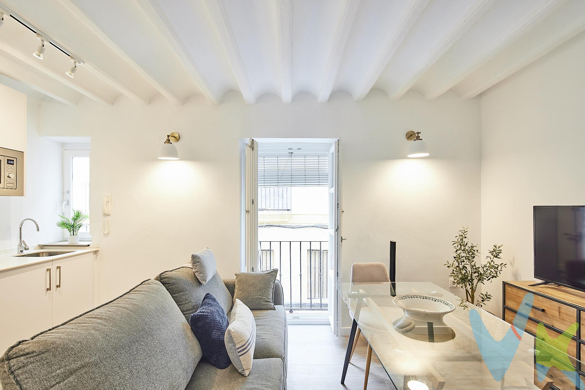 Encantador piso reformado en el corazón del barrio de La Viña, a 5 minutos de la playa de la Caleta. Descubre esta luminosa vivienda situada en el emblemático barrio de La Viña, uno de los rincones con más sabor y autenticidad del casco histórico de Cádiz. A tan solo 5 minutos a pie de la pintoresca playa de la Caleta, este piso de un dormitorio es una oportunidad ideal tanto para parejas jóvenes, como para quienes buscan una inversión segura o una segunda residencia junto al mar. La vivienda, totalmente reformada y amueblada y lista para entrar a vivir, destaca por su excelente orientación sur, lo que garantiza luz natural durante todo el día. Es completamente exterior, lo que aporta una agradable sensación de amplitud y ventilación en todas sus estancias. Ubicada en una primera planta (sin ascensor), se encuentra rodeada de todo tipo de servicios: supermercados, comercios locales, restaurantes con encanto, universidades, colegios, zonas infantiles y excelente conexión mediante transporte público. Una oportunidad única en una de las zonas con más vida y tradición de Cádiz. ¡Mejor verla!. * Gastos, Impuestos y Honorarios de la Agencia no Incluidos.  .  *Si estás interesado en esta vivienda pero tienes que vender, contacta con nosotros, te ayudamos a encontrar comprador para tu vivienda