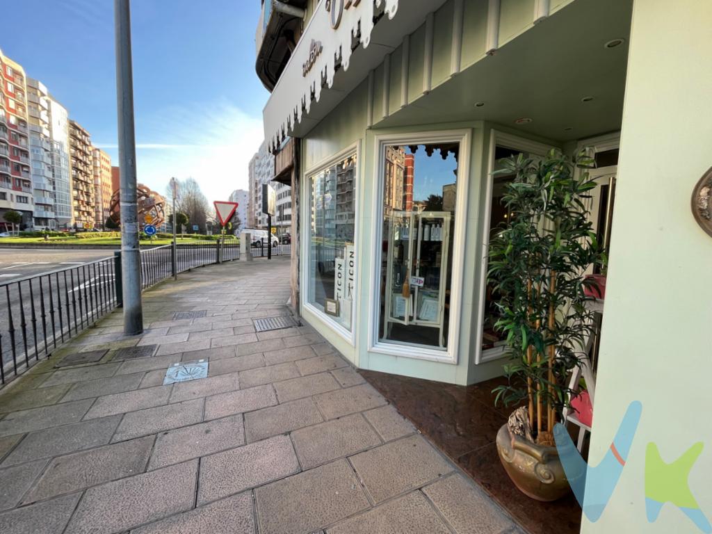 Local comercial, arrendado, para inversores, con una superficie de 148 m2 dividido en dos plantas de 74 m2 cada una. Junto glorieta de Cuatro Caminos.