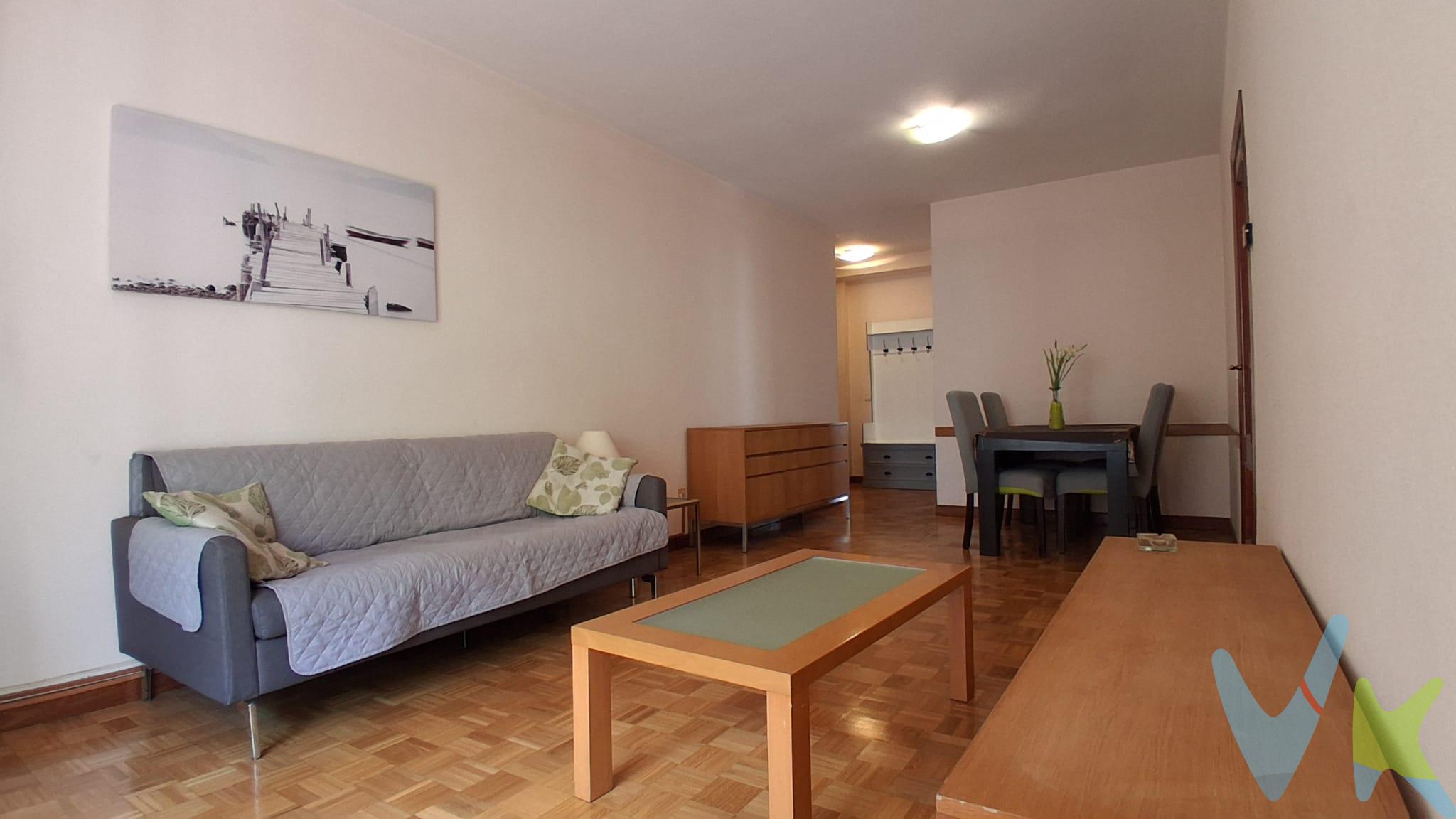 Piso en venta en Barañain con ascensor, garaje y terraza
Descubre este acogedor piso en Barañain, una excelente oportunidad para quienes buscan comodidad, luz natural y una ubicación privilegiada a pocos minutos de Pamplona.
La vivienda cuenta con 76 m² construidos (69 m² útiles) y ofrece una distribución práctica y funcional. Dispone de 2 amplios dormitorios, un salón confortable con salida a la terraza, cocina y baño, creando un hogar perfecto para parejas, pequeñas familias o quienes desean disponer de un espacio para teletrabajar.
Entre sus principales ventajas destacan el ascensor, la plaza de garaje y la terraza, tres características muy demandadas que aportan comodidad y calidad de vida. Además, la vivienda dispone de calefacción individual de gas natural, lo que garantiza un consumo eficiente y un ambiente confortable durante todo el año.
Situada en un edificio con solo dos viviendas por planta, disfrutarás de mayor tranquilidad y privacidad. Su orientación oeste permite aprovechar una excelente luz natural durante las tardes, aportando calidez a todas las estancias.
Vivir en Barañain
Barañain es una de las localidades más valoradas del entorno de Pamplona por su calidad de vida, sus amplias zonas verdes y la gran variedad de servicios que ofrece.
A pocos minutos de la vivienda encontrarás:

Colegios, institutos y escuelas infantiles.
Centro de Salud.
Parques, zonas verdes e instalaciones deportivas.
Supermercados, comercios, cafeterías y todos los servicios necesarios para el día a día.
Excelente comunicación con Pamplona mediante transporte público y rápidos accesos por carretera.

Una vivienda en buen estado, lista para entrar a vivir, que reúne las características más buscadas: ascensor, garaje, terraza, buena orientación y una ubicación excelente.
No dejes pasar esta oportunidad. Contacta con nosotros para obtener más información o concertar una visita. ¡Te encantará!
(Datos meramente informativos, sin valor contractual. Impuestos y gastos de transmisión no incluidos.)