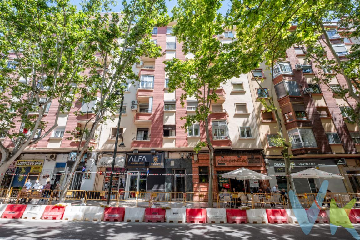 ¿Buscas una inversión segura, con alta rentabilidad y en una ubicación con alta demanda de alquiler? Este apartamento en la vibrante Avenida Compromiso de Caspe es la oportunidad perfecta para maximizar tus ahorros. Ubicado en una tercera planta de un edificio con el portal recientemente reformado y ascensor a cota cero (garantizando accesibilidad total y cero derramas a la vista), este inmueble destaca por su tranquilidad y luz natural. Al ser interior a un amplio y luminoso patio de manzanas, disfrutas de toda la vida de la avenida pero con el silencio y el descanso asegurados dentro de casa. El trabajo duro ya está hecho (Listo para personalizar). Olvídate de las reformas estructurales farragosas y caras. Este piso ya cuenta con las actualizaciones más costosas e importantes realizadas:. Estructura garantizada: El edificio pasó la ITE (Inspección Técnica de Edificios) favorable en 2022, lo que te da una tranquilidad absoluta sobre el estado de la finca. Paredes lisas en el salón: Adiós al gotelé. Las paredes ya están completamente alisadas, listas para pintar a tu gusto. Aislamiento mejorado: Ventanas cambiadas que garantizan un buen confort térmico y acústico. Baño reformado: Moderno y actual, listo para usar desde el primer día. Suelo con carácter: Conserva un eterno suelo de terrazo-mármol, ideal por su durabilidad y fácil mantenimiento. Diseño optimizado y espacio abierto. Se ha retirado un tabique para ampliar el salón, creando una zona de día moderna, diáfana y mucho más atractiva para los inquilinos actuales. La cocina se entrega alicatada y vacía, sin muebles ni electrodomésticos, lo que te permite diseñarla a tu medida con un presupuesto controlado. Además, aunque actualmente no dispone de calefacción, el edificio cuenta con toma de gas, facilitando una instalación rápida y económica si deseas revalorizar aún más el inmueble. Ubicación estratégica e ideal inversores. Situado en plena Avenida Compromiso de Caspe, tus futuros inquilinos tendrán a un paso paradas de autobús, supermercados, colegios, centros de salud y todo tipo de comercios locales. Es una zona con una demanda de alquiler constante durante todo el año. Si buscas un proyecto con alta rentabilidad, bajo riesgo y en una finca excelente, este apartamento te está esperando. ¡Contacta con nosotros hoy mismo para recibir más información o coordinar una visita!. ***Precio y Gastos:. En el precio de venta publicado no se incluyen los impuestos legalmente establecidos ni gastos derivados de la compraventa y de la inscripción del inmueble (I.T.P., Notaría y Registro de la Propiedad),