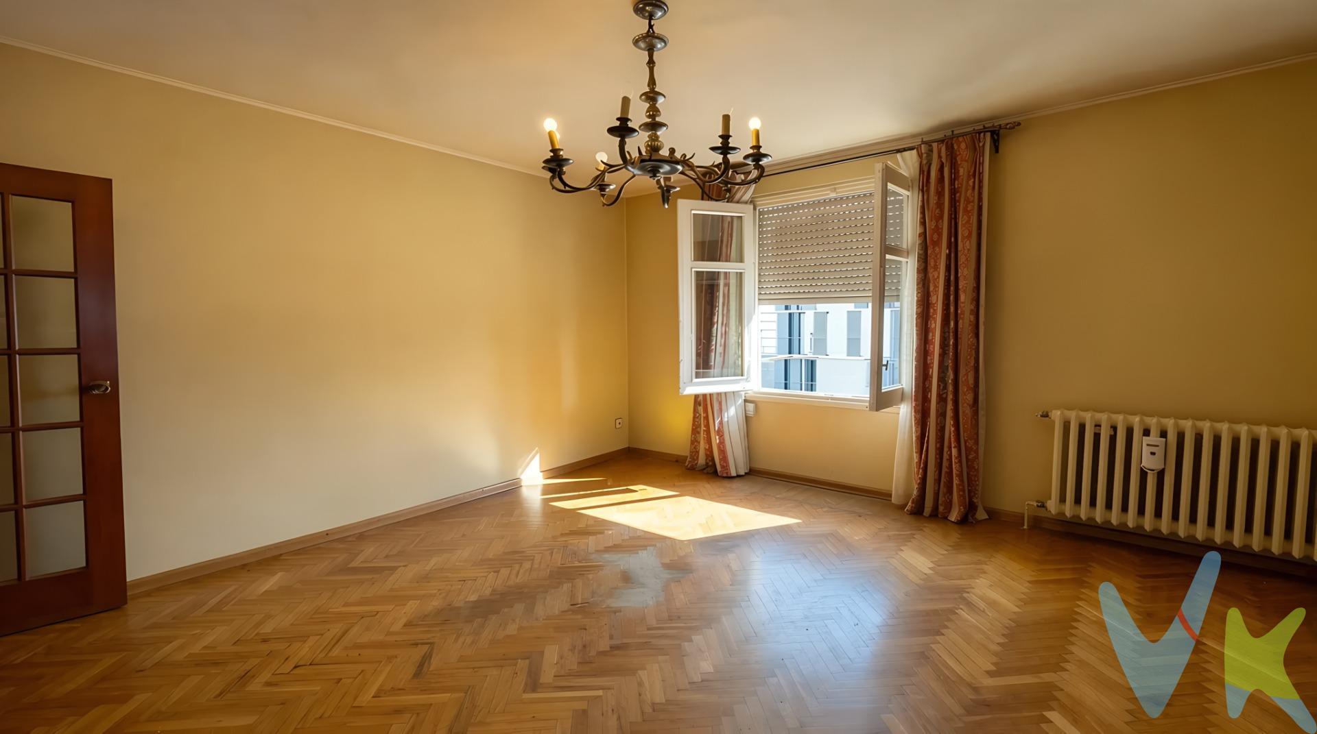 ✨ Piso con gran potencial en Chamberí junto a Princesa | Ideal para diseñar tu hogar ✨. En pleno corazón de Chamberí, a escasos metros de la calle Princesa, se vende esta vivienda ubicada en una tercera planta, perfecta para quienes buscan crear un hogar a medida en una de las zonas más valoradas de Madrid. Su planta singular y no convencional la convierte en una oportunidad única para diseñar una vivienda personalizada. Ideal para quienes valoran los espacios diferentes y desean adaptar cada rincón a su estilo de vida. Aunque la vivienda da a patio, se trata de un patio amplio, abierto y ajardinado con acceso desde la calle, lo que aporta luz natural, tranquilidad y sensación de amplitud, algo poco habitual en la zona. 🏡 Distribución:. 5 dormitorios (3 dobles y 2 individuales). 2 baños. Cocina independiente. Estancias amplias y bien diferenciadas. Buena entrada de luz natural. 3ª planta. 📍 Ubicación privilegiada:. Situado en calle Hilarión Eslava, en una de las zonas más dinámicas de Madrid:. Todo tipo de comercios, supermercados y servicios. Excelente comunicación en transporte público. Próximo a universidades y zonas con ambiente. Entorno consolidado, ideal para vivir con todas las comodidades. 💡 Ideal para:. Crear una vivienda personalizada en una ubicación excelente. Familias o compradores que buscan espacio y versatilidad. Personas que valoran una distribución diferente con carácter. Quienes priorizan ubicación, amplitud y posibilidades de diseño. 🔑 Una vivienda con personalidad en Chamberí, perfecta para convertirla en el hogar que siempre has imaginado. Información adicional:. - ⁠Metros construidos: según registro 134 m2 aproximados. - Metros catastrales: 156 m2 ( Vivienda 147 m2 y Elementos comunes 9 m) construidos. - Metros útiles: 120 m2 aproximadamente. * Este anuncio no es vinculante, puede contener errores. Se muestra a título informativo y no contractual. Conforme a lo establecido en la Ley 10/2025 de Publicidad Inmobiliaria, se informa que:. - El precio de venta publicado: no incluye el mobiliario ni la decoración, ni los impuestos, ni los honorarios derivados del servicio de compra. -El comprador asumirá, además del precio de compraventa, un coste adicional del 3 % del precio de venta más IVA en concepto de servicio de gestión, asesoramiento y acompañamiento en todo el proceso de compra. - Impuesto de Transmisiones Patrimoniales (ITP):6 % del precio de compra. - Gastos de notaría: entre un 0,2 % y un 0,5 % del del precio de compra. - Gastos de inscripción en el Registro de la Propiedad: estimados entre un 0,1 % y un 0,25 % del precio de compra. Contacta con nosotros y solicita tu visita, si quieres más información o ver la vivienda, escríbenos y lo agendamos. 