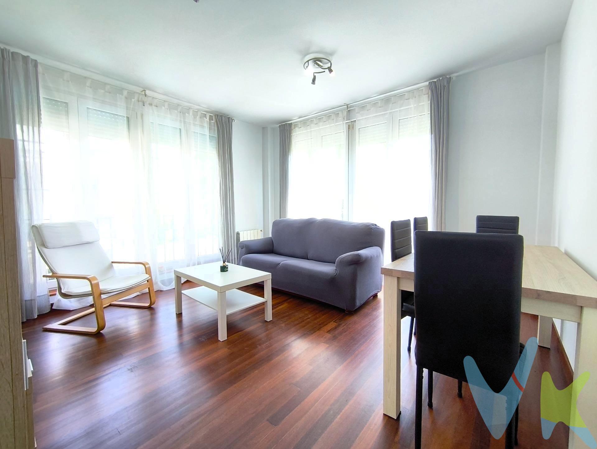 Presentamos un atractivo piso en la tranquila localidad de Villabañez. Con una superficie de 62 m² aproximadamente, esta propiedad destaca por su buen estado de conservación. Cuenta con dos habitaciones dobles amplias perfectas para familias y de  cocina equipada ideal para quienes disfrutan cocinar en casa. La vivienda  se encuentra dentro de una urbanización con fácil aparcamiento privado.  Su proximidad a la vía verde garantiza agradables paseos al aire libre mientras que los colegios cercanos brindan comodidad familiar adicional. Las zonas infantiles disponibles son ideales para el esparcimiento infantil creando un entorno seguro y divertido para los más pequeños del hogar; todo esto complementado por ascensor accesible desde cualquier planta. Los impuestos gastos de notaria y registro no están incluidos en el precio