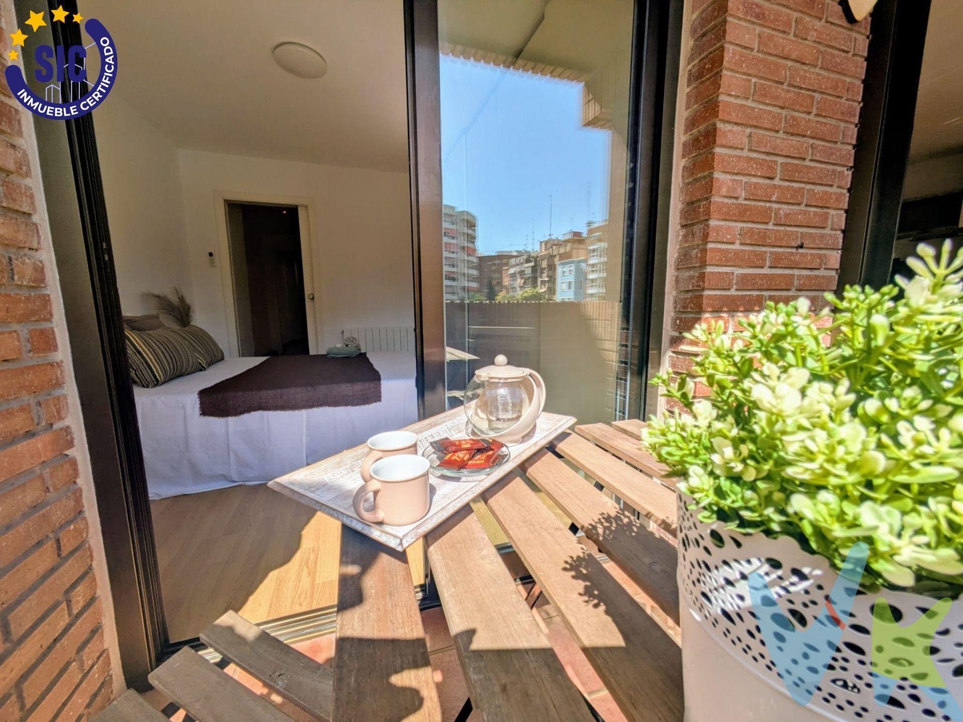 Te gustaría vivir en uno de los barrios más emblemáticos de Valencia?. Te presentamos esta espectacular vivienda en la zona de la Petxina, un barrio tranquilo, residencial, rodeado de toda clase de servicios, infinidad de comercios, centros médicos y centros educativos, lo que hace de la Petxina una zona perfecta para familias con niños. A un paso del Centro histórico de Valencia, las Torres de Quart, el Jardín Botánico y Los Jardines del Túria, uno de los espacios más privilegiados, en el que se sitúa el Estadio de Atletismo y el Complejo Deportivo y Cultural La Petxina. Las comunicaciones son excelentes, tanto a través de la red de autobuses urbanos como del metro ( Turia y Ángel Guimerà). Una vivienda que cuenta con 149m2 distribuidos para ofrecer confort y funcionalidad, gracias a su reforma integral. Entrando a la vivienda nos encontramos con un amplio recibidor que da paso a un espectacular salón-comedor muy luminoso con vistas despejadas y un precioso balcón donde la luz natural se convierte en protagonista. El corazón de la vivienda es la terraza interior, en la que podrás disfrutar de un merecido descanso al aire libre y que da acceso a una gran cocina independiente, además la vivienda incluye una zona de lavado integrada en el interior que aporta comodidad. Destacar sus tres amplias habitaciones, dos de ellas con armarios empotrados y dos baños completos. Una vivienda de ensueño que hoy puede estar a tu alcance,. No dejes pasar esta oportunidad y ven a visitarla!!
