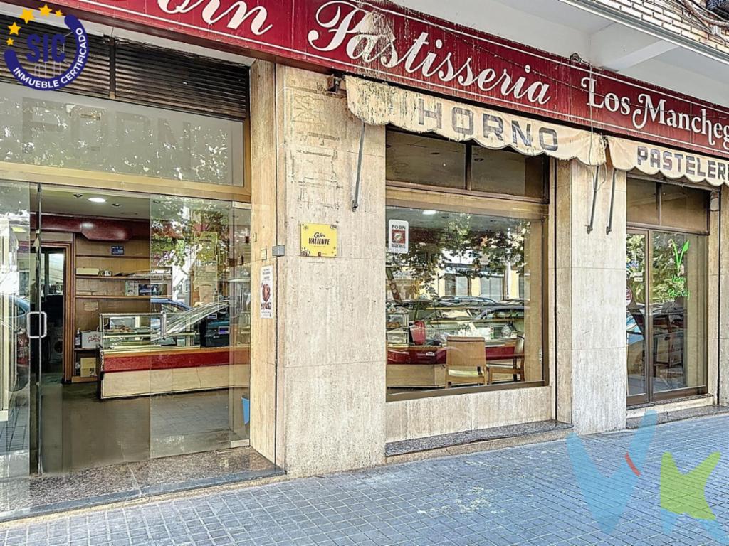 Extraordinaria Oportunidad de Inversión Inmobiliaria Comercial. Si has llegado al límite de tu producción actual y sueñas con expandir tu negocio más allá de tus instalaciones actuales, esta es tu oportunidad de oro!!. Descubre una inversión inmobiliaria que trasciende lo convencional. Un espacio de 492 metros cuadrados que representa mucho más que un simple local: es la plataforma ideal para tu siguiente paso,   en una emblemática zona de Valencia. Se trata de un horno tradicional que cuenta con atención al público además de una cartera consolidada de clientes privados, . Características Destacadas. Infraestructura Premium. - Superficie Total: 492 metros cuadrados de potencial empresarial. - Frente Comercial: Impresionante fachada de 10 metros totalmente acristalada. - Diseño y Funcionalidad: .    * Sistema de persianas automáticas.     * Salida de humos profesional. Distribución Inteligente del Espacio. - Zona de Producción: .   * Horno tradicional completamente equipado.   * Óptimo para producción gastronómica de alta calidad. - Área de Cafetería:.   * Barra con sillas.   * 2 mesas estratégicamente ubicadas.   * Ambiente acogedor y funcional. Espacios Complementarios. - Vestuarios profesionales. - 2 baños completamente equipados. - Patio posterior con múltiples posibilidades de uso. - Local Anexo Exclusivo:.   * Entrada independiente.   * Posibilidad de:.     1. Integración con el local principal.     2. Uso independiente para otro negocio.     3. Expansión de la actividad actual. Ventajas Diferenciales. Flexibilidad Empresarial Sin Límites. - Opciones de Configuración:.   1. Integración completa de ambos locales.   2. Operación independiente de cada espacio.   3. Versatilidad para diversos modelos de negocio. Ubicación Estratégica. - Zona de Zaidia: reconocida por su dinamismo comercial. - Alto tráfico de potenciales clientes. - Entorno empresarial consolidado. Propuesta de Valor. Esta no es solo una venta inmobiliaria. Es la puerta de entrada a:. - Expansión de tu modelo de negocio actual. - Inicio de un proyecto gastronómico innovador. - Inversión con potencial de crecimiento significativo. Perfil del Inversor Ideal. Dirigido a:. - Emprendedores con visión estratégica. - Empresarios del sector alimentación. - Inversores que buscan oportunidades diferenciales. - Profesionales con ambición de crecimiento. La descripción del presente inmueble e imágenes tienen mero carácter informativo y en ningún caso carácter contractual, pudiendo ser modificados por la inmobiliaria comercializadora sin que ello implique responsabilidad alguna frente a terceros. En el precio de venta a público, esta propiedad NO incluye los gastos de adquisición (Notario, registro, gestión, honorarios, etc…). 