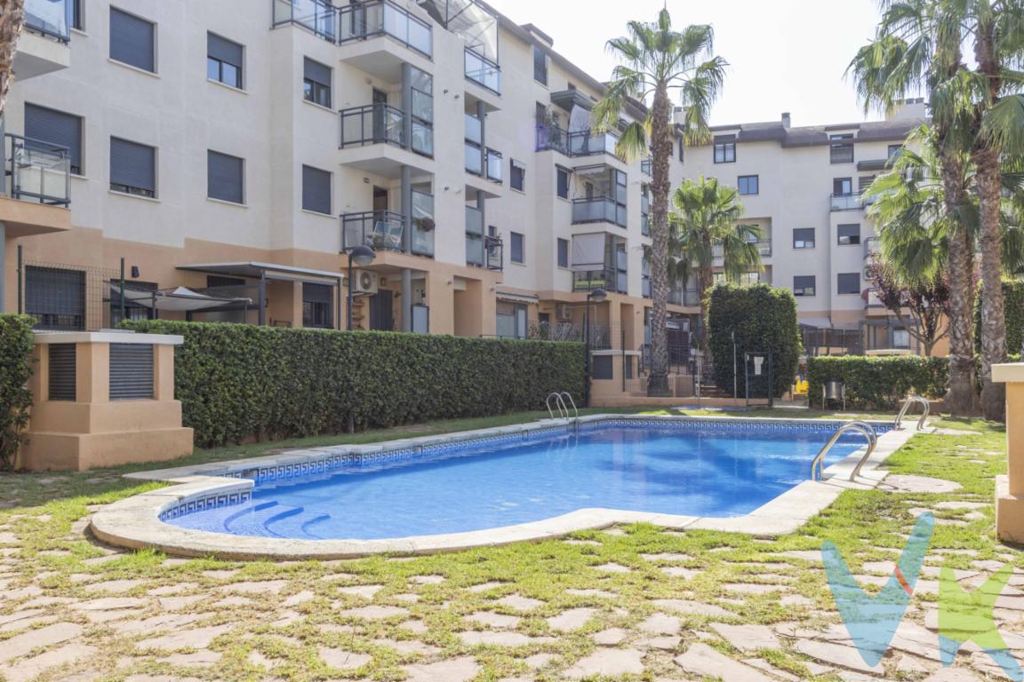  Se vende piso de 95 m² construidos en planta baja en una zona tranquila de El Puig. Edificio del año 2007 en muy buen estado. Ideal para entrar a vivir. Distribución cómoda y funcional:Incluye; piscina comunitaria, parque y zonas comunes, plaza de garaje y trastero en el mismo edificio.  - 2 baños completos, uno de ellos en suite y con bañera  - Cocina independiente, moderna y equipada.  - Salón-comedor espacioso y con mucha luz natural.  - 2 habitaciones dobles, amplias y luminosas.  - terraza con posibilidad de acceso directo a la piscina y zonas comunes Extras: Ventanas climalit, buena orientación, suelos en perfecto estado, calefacción por caldera splits de aire acondicionado y preinstalación de domótica.Ubicación: Zona residencial tranquila, con servicios cercanos: supermercados, colegios, centro de salud, transporte público. Buena conexión con Valencia y a pocos minutos en coche de la playa.Ideal para: Familias, parejas, personas mayores que buscan comodidad o como inversión para alquilar. Contacta para más información o para concertar una visita sin compromiso. ¡Te ayudamos a encontrar tu nuevo hogar en El Puig!