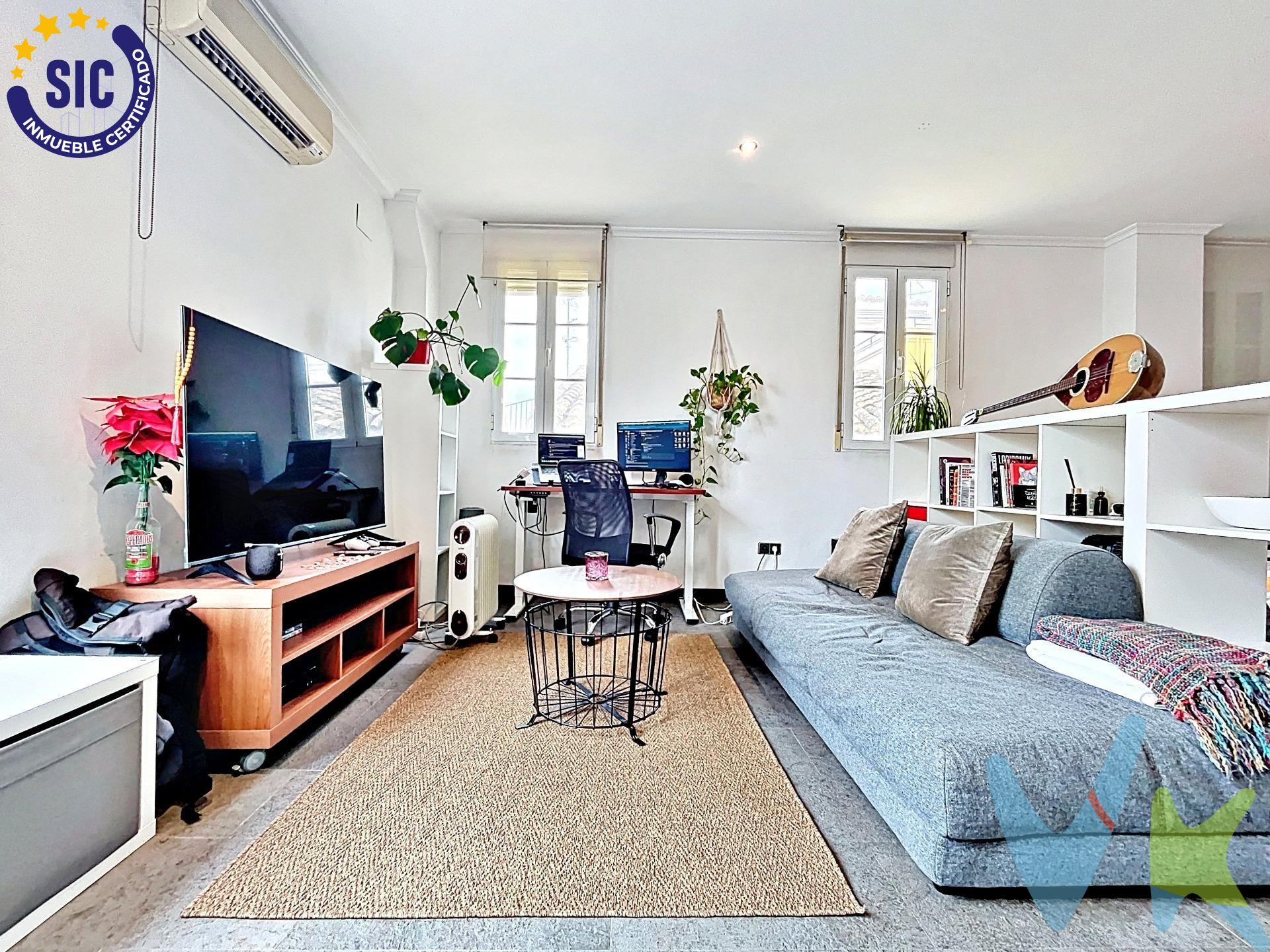 ¡Exclusivo ático con acceso a terraza en el corazón de Valencia!. Vivienda en rentabilidad, actualmente se encuentra alquilada. Descubre este magnífico ático en la calle Tejedores, situado en el emblemático Barrio del Pilar, una de las zonas más auténticas y vibrantes del centro de Valencia. Ubicado en una cuarta planta con doble fachada y acceso directo por la calle Tejedores, este inmueble ofrece una distribución ideal para vivir cómodamente. Con una superficie construida de 40,51 m² , este ático destaca por su gran luminosidad y su ubicación inmejorable, a pocos pasos de la Plaza del Ayuntamiento, el Mercado Central y la Lonja de la Seda. Además, el propietario contará con acceso directo a una terraza compartida de aproximadamente 30 m² de construcción, perfecta para disfrutar del aire libre, relajarse o celebrar reuniones con amigos y familiares. Vivir aquí significa disfrutar de un entorno histórico con una oferta inigualable de comercios, cultura y gastronomía, sin renunciar al encanto y la comodidad de un ático con personalidad. ¡No dejes pasar esta oportunidad y  para la inversión  o tu nuevo hogar!. La descripción del presente inmueble e imágenes tienen mero carácter informativo y en ningún caso carácter contractual, pudiendo ser modificados por la inmobiliaria comercializadora sin que ello implique responsabilidad alguna frente a terceros. En el precio de venta a público, esta propiedad NO incluye los gastos de adquisición (Notario, registro, gestión, honorarios, etc…).