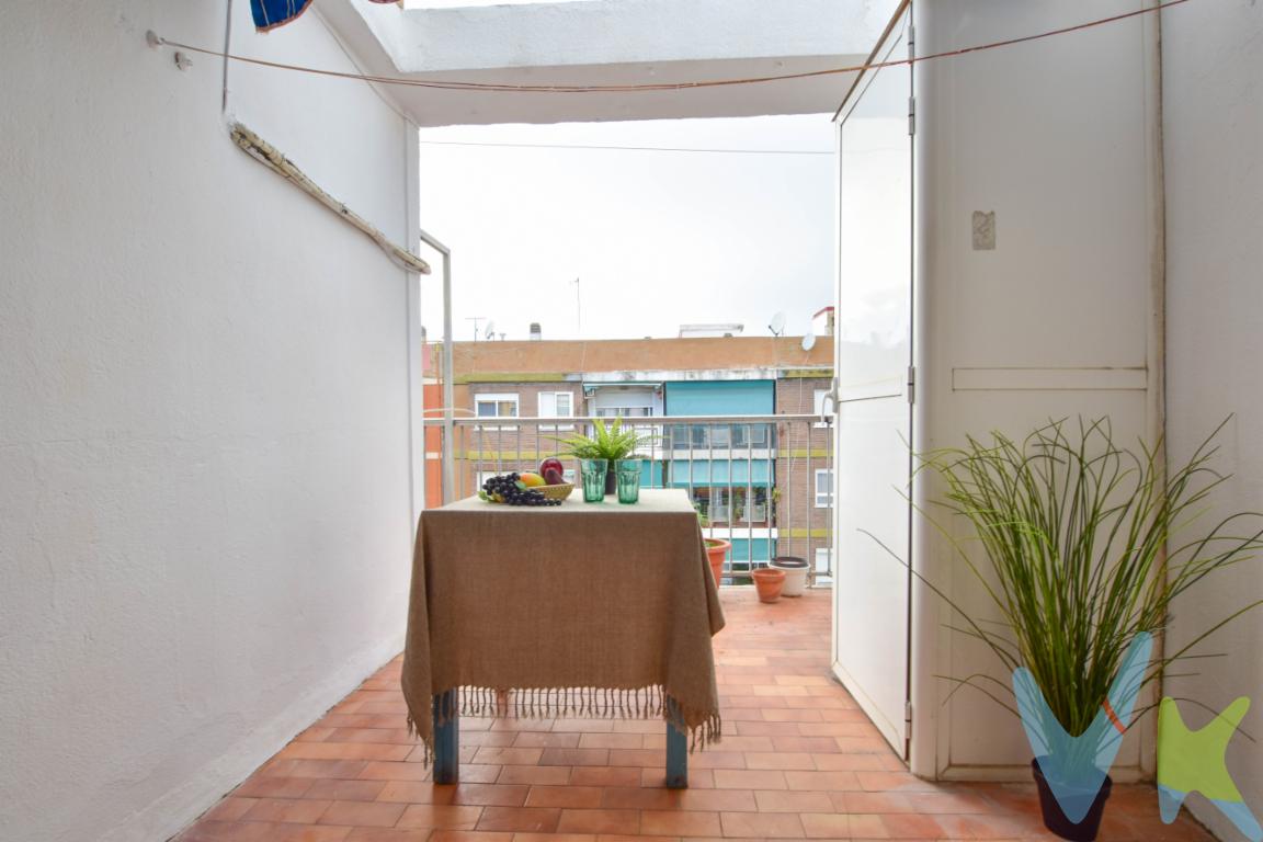 Ubicado en uno de los barrios más consolidados de la ciudad, Nou Moles, presentamos este ático en venta que redefine el concepto de hogar moderno. Situado en la séptima planta de un edificio emblemático de 1976, este encantador piso ofrece un oasis de tranquilidad y comodidad en medio de la urbe. Se trata de una oportunidad única para adquirir una propiedad con una ubicación inmejorable y magníficas conexiones de transporte.Este acogedor ático dispone de una habitación perfectamente diseñada para brindar descanso y privacidad. Los 50 metros útiles se han distribuido de manera eficiente para ofrecer espacios abiertos y luminosos. Cada rincón de este hogar está pensado para maximizar el confort y facilitar un estilo de vida práctico y funcional. La sala principal del piso se beneficia de una luz natural excepcional gracias a su orientación y altura, creando un ambiente fresco y placentero.Con una superficie construida de 57 metros, este inmueble ofrece una excelente oportunidad de personalización para adaptarlo a sus necesidades y estilo. La cocina, diseñada con un concepto abierto, es perfecta para aquellos que disfrutan de cocinar y socializar al mismo tiempo. Equipamientos modernos y materiales de calidad aseguran una experiencia culinaria satisfactoria.Este inmueble goza de una ubicación estratégica, perfectamente comunicada por diferentes medios de transporte público. La proximidad a estaciones de tren, metro y autobús permite un acceso inmejorable a cualquier punto de la ciudad y sus alrededores. Esta conectividad convierte a este ático en la elección ideal tanto para quienes trabajan en la ciudad como para quienes valoran la rapidez y eficacia al desplazarse.Alrededor de la propiedad, se extiende una vibrante vida urbana. Desde restaurantes y cafeterías hasta tiendas y centros culturales, las posibilidades de entretenimiento y ocio son innumerables. La riqueza cultural de Valencia se encuentra a pocos minutos, ofreciendo siempre algo nuevo por descubrir. Además, la cercanía al transporte público facilita las escapadas de fin de semana hacia las playas y el entorno natural que rodea la ciudad.Este ático es más que un espacio para vivir; es una experiencia única que combina lo mejor de la vida urbana con la tranquilidad de un refugio personal. Este piso en venta representa una inversión segura en una de las zonas más dinámicas y atractivas de Valencia. Queremos invitarle a conocerlo en persona para que pueda apreciar cada detalle que lo convierte en una oportunidad excepcional de compra. Contáctenos para organizar una visita.Agencia Registrada con el Nº 89 en el Registro Obligatorio de Agentes Inmobiliarios de la Comunitat Valenciana. Puede consultar en la web de la GVA:https://habitatge.gva.es/es/registres-en-materia-habitatgeLa oferta está sujeta a cambios de precio o retirada del mercado sin previo aviso. Este anuncio en su conjunto, incluyendo textos, fotos, imágenes o cualquier otro contenido del mismo, no es vinculante dado que la información es ofrecida por terceros y puede contener errores. Se muestra a título informativo y no contractual. El precio no incluye lo siguiente: Honorarios de la agencia inmobiliaria, impuestos (IVA, ITP) y otros gastos de la Compraventa (notaria, gestoría y registro). Por mandato expreso del propietario, comercializamos este inmueble en exclusiva, lo que le garantiza el acceso a toda la información, a un servicio de calidad, un trato fácil, sencillo y sin interferencias de terceros. Por este motivo, se ruega no molestar al propietario, a los ocupantes de la propiedad o a los vecinos. Muchas gracias por su comprensión. Si usted es agente inmobiliario y tiene un cliente para este inmueble, llámenos: estaremos encantados de colaborar.
