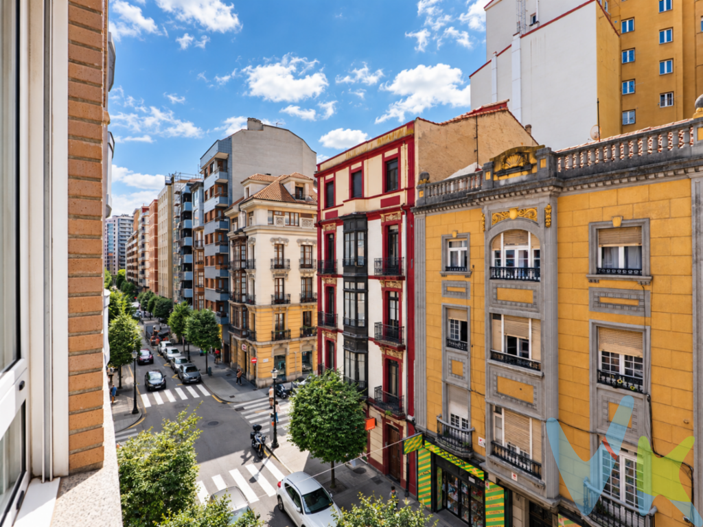 Hay ubicaciones que no necesitan presentación, y la calle Uría es una de ellas.Situada en pleno corazón de Gijón, a escasos pasos de la Plaza de San Miguel y muy cerca de la Playa de San Lorenzo, esta vivienda ofrece la posibilidad de disfrutar de una de las zonas más distinguidas y demandadas de la ciudad, con todos los servicios, comercios, restauración y vida urbana en la puerta de casa.La propiedad cuenta con 113 m² construidos y se encuentra en un edificio del año 1997, perfectamente conservado y acorde con la calidad de su ubicación.Uno de los grandes atractivos de la vivienda es su distribución, especialmente cómoda y muy demandada actualmente, diferenciando claramente las zonas de día y de descanso. El salón-comedor, amplio y agradable, se abre hacia el exterior, al igual que la cocina, de generosas dimensiones. Dos espacios concebidos para disfrutar de la parte más social de la vivienda.La zona de noche queda más resguardada y está formada por tres dormitorios. Uno de ellos se orienta a patio de luces, mientras que los otros dos lo hacen hacia un amplio patio de manzana, una orientación que les proporciona mayor claridad y tranquilidad. Entre ellos destaca especialmente el dormitorio principal en suite, que dispone de su propio baño y ofrece un espacio privado y confortable dentro de la vivienda.Su distribución permite disfrutar de algo especialmente valorado en una vivienda urbana: zonas de día abiertas hacia el exterior y dormitorios alejados del movimiento de la calle, favoreciendo el descanso y la privacidad.Pero, sin duda, una parte esencial del valor de esta propiedad está en su dirección.Vivir en la calle Uría significa disfrutar Gijón desde una ubicación privilegiada. Poder salir de casa y encontrarse inmediatamente con algunos de los mejores comercios y servicios de la ciudad, acercarse caminando a la Plaza de San Miguel, recorrer el centro o llegar en pocos minutos al paseo de la Playa de San Lorenzo.Una vivienda para quienes no buscan únicamente metros cuadrados, sino también ubicación, comodidad y la distinción de vivir en una de las calles más representativas de Gijón.En las últimas fotografías de este anuncio podrás descubrir una propuesta de reforma realizada mediante home staging virtual con inteligencia artificial, que muestra cómo podría transformarse esta vivienda tras una actualización estética.Información legal para el comprador: En cumplimiento de la normativa vigente, se informa que el precio de venta indicado no comprende los impuestos de la transmisión, ni los gastos asociados a la compraventa como son notaría, registro de la propiedad y otras gestiones legales, ni los honorarios de la agencia inmobiliaria que corren a cargo del comprador. Agencia Inmobiliaria La Playa actúa exclusivamente como intermediaria en la operación.