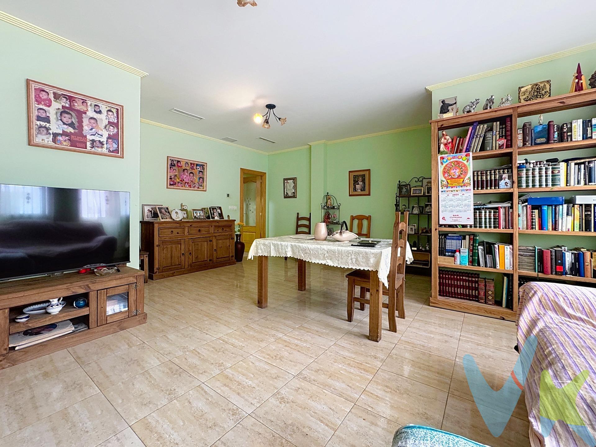 VENTA DE NUDA PROPIEDAD . La venta de la nuda propiedad es una transacción inmobiliaria que permite al propietario de un inmueble vender únicamente la titularidad del bien, conservando el derecho de uso y disfrute sobre el mismo de por vida o por un período determinado. (Edad de los vendedores 70 años). Casa en venta en Torrente, Valencia, en Calle Matalafers, zona mercado San Gregorio. La casa se encuentra en perfecto estado de conservación y se distribuye cómodamente en una única planta, ideal tanto por accesibilidad como por funcionalidad. Características principales:. 3 dormitorios, dos de ellos dobles. 2 baños completos, uno en suite. Amplio salón-comedor, muy luminoso. Cocina independiente con salida a un agradable patio interior con terraza pisable. La vivienda ofrece una atmósfera acogedora y práctica, perfecta para quienes valoran la comodidad de una planta baja bien aprovechada. Ubicación privilegiada:. Situada en una calle apacible y bien conectada, junto al Mercado de San Gregorio, con acceso inmediato a comercios locales, servicios, transporte público, zonas verdes, colegios y todos los elementos que hacen de Torrente una ciudad dinámica, con calidad de vida y una excelente proyección de futuro. La descripción del presente inmueble e imágenes tienen mero carácter informativo y en ningún caso carácter contractual, pudiendo ser modificados por la inmobiliaria comercializadora sin que ello implique responsabilidad alguna frente a terceros. En el precio de venta a público, esta propiedad NO incluye los gastos de adquisición (Notario, registro, gestión, honorarios, etc…).
