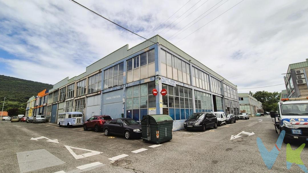 No todas las naves son iguales, hay muchas diferenciasEsta que ofrecemos es una nave en ESQUINA y por lo tanto aparte del portón de entrada compatible para entrada de camiones  y la puerta peatonal en la fachada frontal, tiene una FACHADA LATERAL de 20m2 lineales, que le aporta una VISIBILIDAD extraordinaria, la COMODIDAD de un acceso EXTRA y una LUMINOSIDAD interior muy destacadaLa planta baja prácticamente diáfana tiene unos 200m2, donde tenemos espacio libre, un baño, con ducha y una pequeña oficina de recepción. Y 3 accesos: la puerta peatonal, el portón metálico y una práctica corredera de gran tamaño en el lateral. .En la primera planta otro gran espacio diáfano, sala de juntas y 2 despachos adicionales. .Ambas plantas disfrutan de  muchísima luz natural  a través de grandes cristaleras. .Dentro del bullicioso polígono de Berriainz, está en una UBICACIÓN extraordinaria, cerca de la entrada, en una de las calles principales  y colindante al bar restaurante del polígono que, aparte de la lógica comodidad para hacer uso del mismo,  sirve como la mejor referencia para encontrarla fácilmente La nave tiene asignadas dos plazas de parking en superficie y su última actividad ha sido taller mecánicoUna nave muy especial con muchas ventaja. Llama y ven a visitarla.