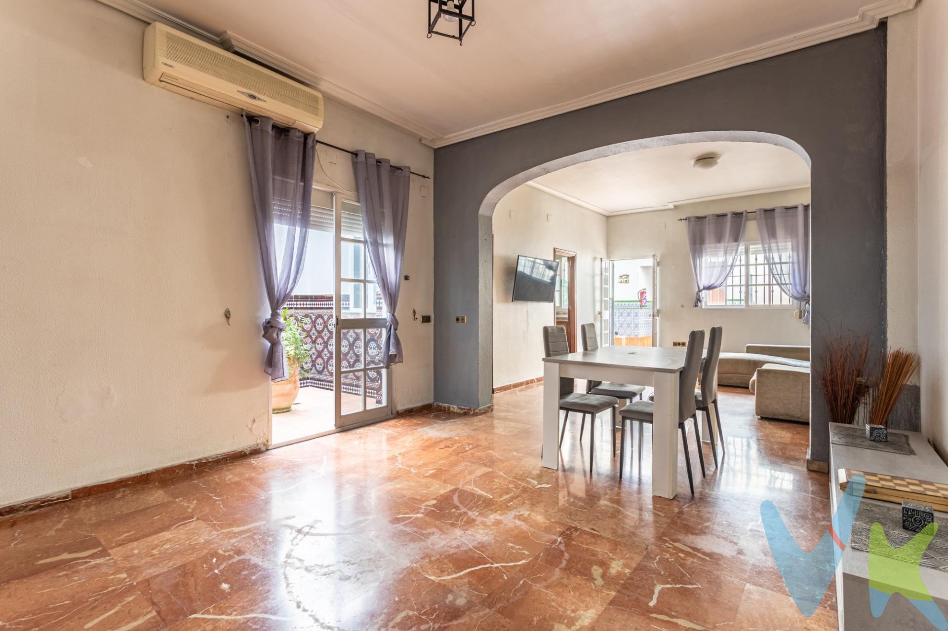 Atención familias e inversores: disponible a la venta casa de 286 m2 construidos en parcela de 153 m2  con 2 viviendas con acceso independientes desde la calle y con doble fachada a la calle . PLANTA BAJA. - Amplio garaje de 90 m2 con capacidad para 4 vehículos. - Vivienda en planta baja reformada recientemente de 60 m2 construidos con acceso desde el garaje y  acceso directo desde la calle posterior. Distribuida en salón comedor con split frío - calor y un gran armario empotrado revestido, cocina abierta al salón comedor amueblada y equipada con placa vitrocerámica, campana extractora,  y horno, amplio baño con iluminación natural a través de lucernario con gran placa ducha con mampara y lavabo encastrado en mueble con espejo y amplio dormitorio con vistas a la calle y split frío - calor. - Acceso a la vivienda de planta alta. PLANTA ALTA . - Vivienda independiente de 130 m2 construidos distribuidos en gran salón comedor con split frío - calor y acceso a 2 patios: uno de 6 m2 y otro de 20 m2, dormitorio principal con puerta balconera con vistas a la calle y baño en suite con placa ducha con mampara, segundo dormitorio con puerta balconera con vistas a la calle, tercer dormitorio con vistas al patio de 6 m2, cocina independiente amueblada y equipada con campana extractora, horno, lavavajillas, frigorífico y microondas. El patio de 20 m2 tiene desagüe y punto de agua para la instalación de lavadora. Desde este patio se accede a dos habitaciones de invitados dobles con vistas a la calle y cada uno tiene su baño en suite con bañera. Uno de los dormitorios dispone de split frío-calor. PLANTA CUBIERTA. - Solarium con vistas al parque del Cortijo el Cuarto y al parque de Rosalía de Castro. - Trastero de 16 m2. Cabe destacar la amplitud de ambas viviendas y los techos son muy altos tanto en planta baja como en planta alta. Además ambas viviendas son muy luminosas. La vivienda de planta baja está reformada con calidades actuales y la vivienda de planta alta está para entrar a vivir. El agua caliente de la vivienda de planta baja se suministra por termo eléctrico de 80 litros y de la vivienda de planta alta por dos termos eléctricos de 50 litros cada uno. La ubicación de la casa es inmejorable en la calle Feliciana Enriquez  frente al parque de Rosalía de Castro, próximo al colegios de educación primaria, guarderías, polideportivo, supermercados, centro médico, etc y con muy buena comunicación con el centro de Sevilla, tanto en bici (carril bici), coche, bus (líneas 3, 37 y LS), tren (cercanías) y a futura parada de metro (parada de metro del Cortijo el Cuarto de la línea 3). Además el barrio de Bellavista se encuentra muy cerca tanto de la incorporación de la s-30 y de la s-40. Informamos a nuestros clientes que el precio de venta no incluye lo siguiente: impuestos (el Impuesto de Transmisiones Patrimoniales, I.V.A. o A.J.D., en su caso), otros gastos de la compraventa (gastos de registro de la propiedad, notaría, gestoría). Documento D.I.A. a disposición del consumidor según Decreto 218/2005 Junta de Andalucía Y Ley 12/2023, de 24 de mayo, por el Derecho a la Vivienda. Honorarios de gestión al comprador no incluido en el P.V.P.