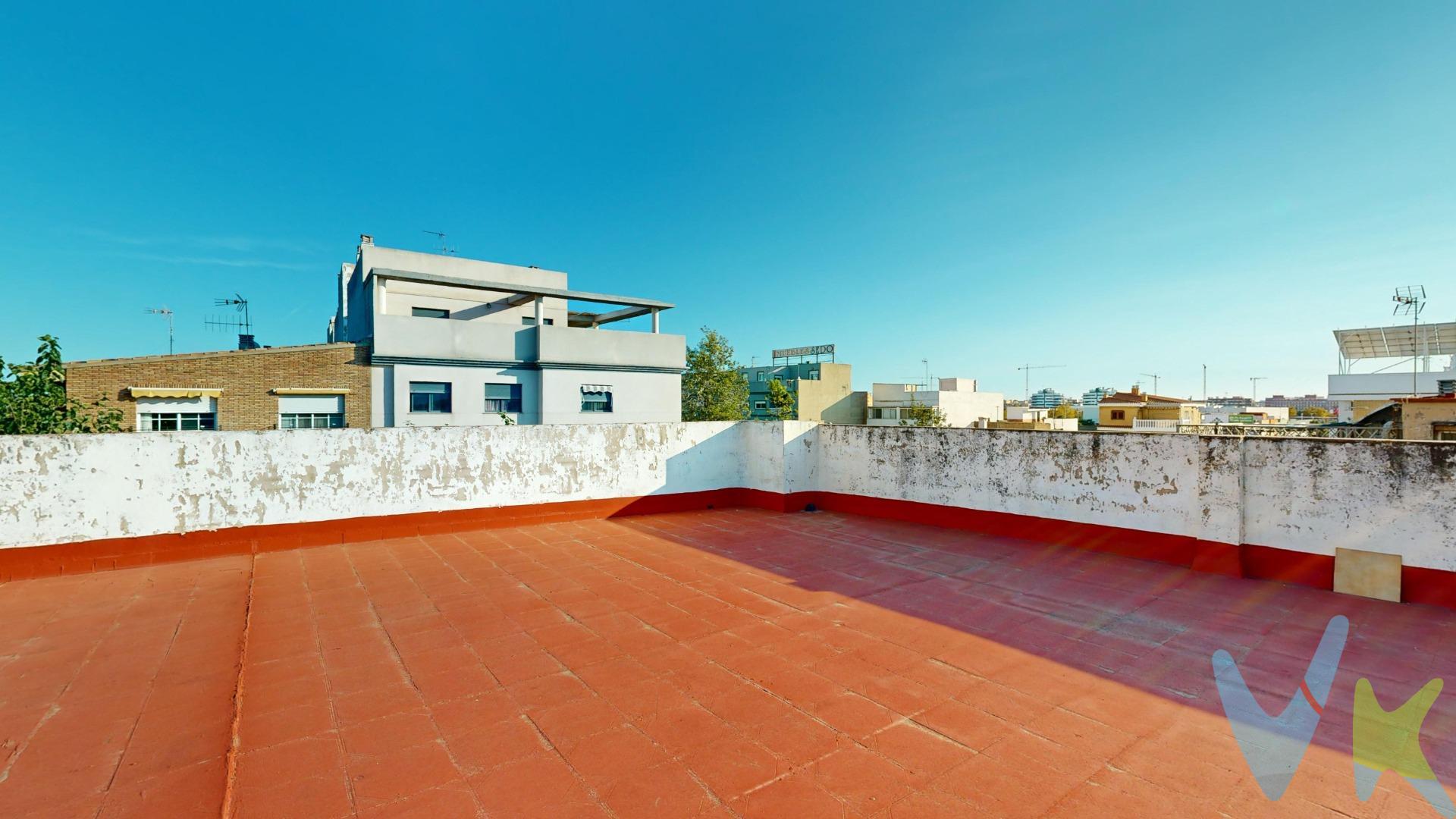 Preciosa casa familiar en Puerto de Sagunto, rodeada de todos los servicios al alcance , supermercados , polideportivo , transporte publico , instituto , a tan solo 5 minutos de la playa y del centro del municipio . Esta impoluta vivienda , reformada en su totalidad , reúne todas las comodidades , lista para entrar a vivir ,.  . Accedemos a la vivienda , con acceso directo a la propiedad  , por una bonita puerta lacada , con acceso directo a un gran garaje con capacidad de 4 vehículos , con trastero  y cuarto de baño . Por unas cómodas escaleras de forja accedemos a la vivienda, por puerta blindada , muy luminosa , encontrándonos con un amplio salón comedor , con acceso a una de las  terrazas ,esta  rodea la propiedad , la cocina totalmente reformada de tonos claros , muy amplia con capacidad de mesa y sillas , con zona de colada y gran  despensa , nos da paso a un patio , con paellero , y accediendo por este a una gran terraza solárium, totalmente privativa con un sin fin de posibilidades , tal como se muestras en las recreaciones virtuales. La vivienda , consta de dos dormitorios dobles , con posibilidad de recuperar una habitación mas , ya que la ampliaron al gran salón comedor , los dos dormitorios que hay actualmente están  provistos de  gran armariada vestida , y una tercera habitación actualmente utilizada como cuarto de planchado o vestidor . . El gran cuarto de baño que posee en esta planta , con ducha , totalmente reformado como el resto de la propiedad , provisto de ventana , dando ventilación natural y luz al mismo . Por el cómodo pasillo también se accede  a la terraza  antes mencionada ,rodeando parte de la propiedad , es ideal para poder utilizarlo como otro lugar de descanso . A destacar de la propiedad: Metros por planta 175,  habitaciones  dobles , cerramientos de calidad , cocina equipada con acabados de alta calidad ,solárium , terraza , paellero, patio , ventilación cruzada .paredes lisas , puertas de haya , suelos cerámicos , gran garaje de capacidad para mas de tres coches , aseo en planta baja y trastero , . ¡¡No pierda esta gran oportunidad tanto de inversión como de vivienda habitual !!. En el precio del anuncio , no están incluidos los gastos de compraventa , ni los honorarios de la agencia . No pierdas la oportunidad de vivir en esta maravillosa casa. ¡Contáctanos para más información o para programar una visita!.