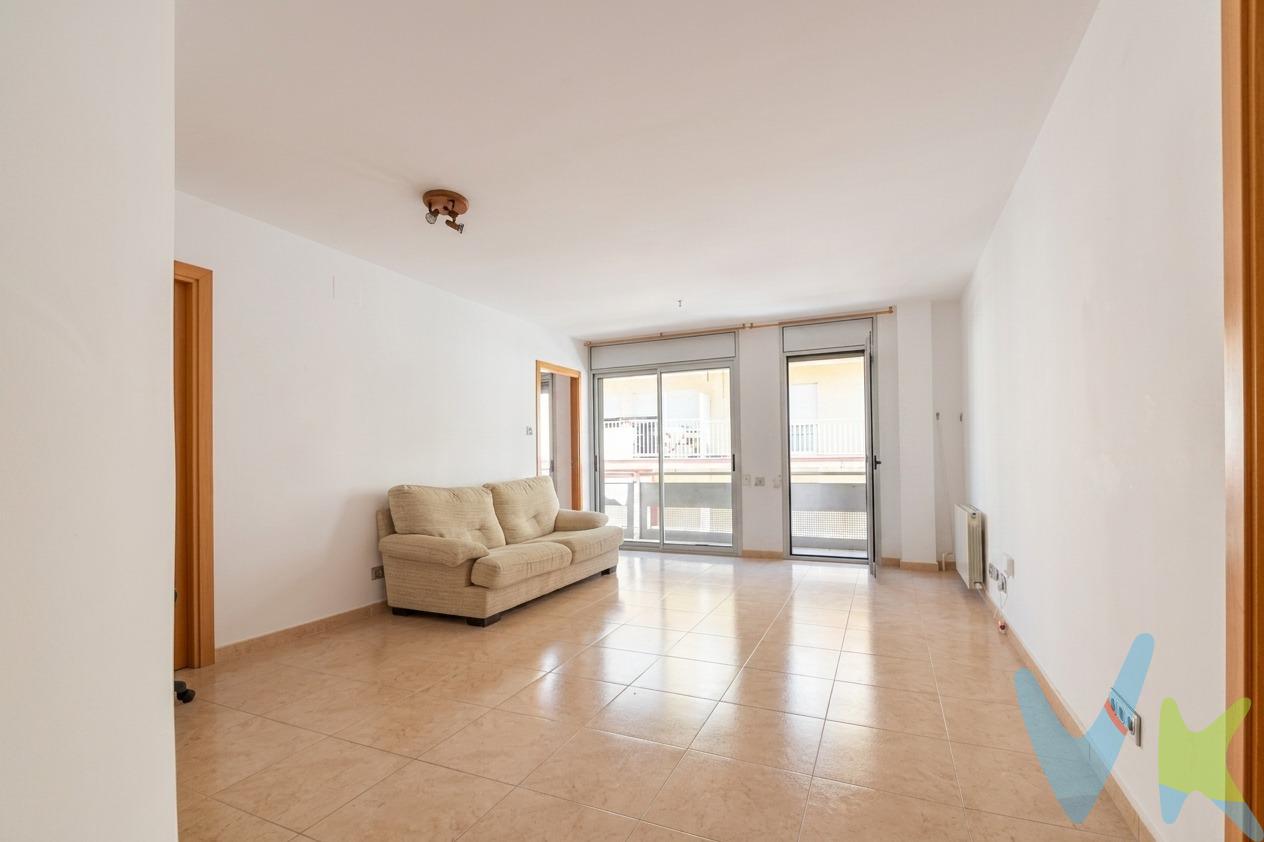 Amplio y luminoso primer piso con ascensor en finca impecable del año 2004 con pocos vecinos, ubicado en el Barri de Mar de Vilanova i la Geltrú, a un paso de la playa y del paseo marítimo. La vivienda cuenta con una cómoda distribución que incluye tres dormitorios (uno de ellos en suite), dos baños completos, cocina independiente y un acogedor salón-comedor con salida a un balcón. Calefacción de gas natural y armarios empotrados. Además, incluye plaza de parking en el edificio colindante, ofreciendo el máximo confort y practicidad en el día a día. Vivir en el Barri de Mar te permitirá disfrutar del auténtico estilo de vida mediterráneo, rodeado de comercios, excelente oferta gastronómica, el puerto deportivo y con la comodidad de tener la estación de RENFE a pocos minutos caminando para plantar cara a Barcelona en menos de 40 minutos. Vilanova i la Geltrú es la capital del Garraf, famosa por sus más de 6 km de playas de arena fina, su ambiente familiar y su alta calidad de vida, convirtiendo a este inmueble en una oportunidad única tanto como primera residencia como inversión junto al mar. El precio no incluye impuestos (ITP, IVA y AJD), ni los gastos de notario ni los de registro. Cédula habitabilidad CHB05660222001. Certificado Energético: Referencia 130T2K32Q Consumo de energia E 159 Kwh/m² año Emisiones E 33 Kg CO2/m² año