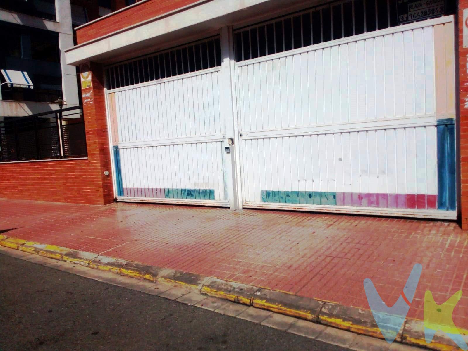 Presentamos una excelente oportunidad para quienes buscan un parking amplio y cómodo en el corazón de la ciudad. Este garaje, situado estratégicamente en el Bullevard Vicente Blasco Ibáñez, se encuentra cerca de zonas clave como los juzgados y el recinto ferial. Su fácil acceso garantiza que estacionar tu vehículo sea sencillo e inmediato. Las plazas son generosas en tamaño, permitiendo no solo aparcar con comodidad sino también maniobrar sin dificultad. Además, disfrutarás de una conexión inmejorable gracias a las líneas del Tram cercanas que facilitan tus desplazamientos por toda la ciudad. No pierdas esta ocasión única; llámanos ahora mismo para más información.