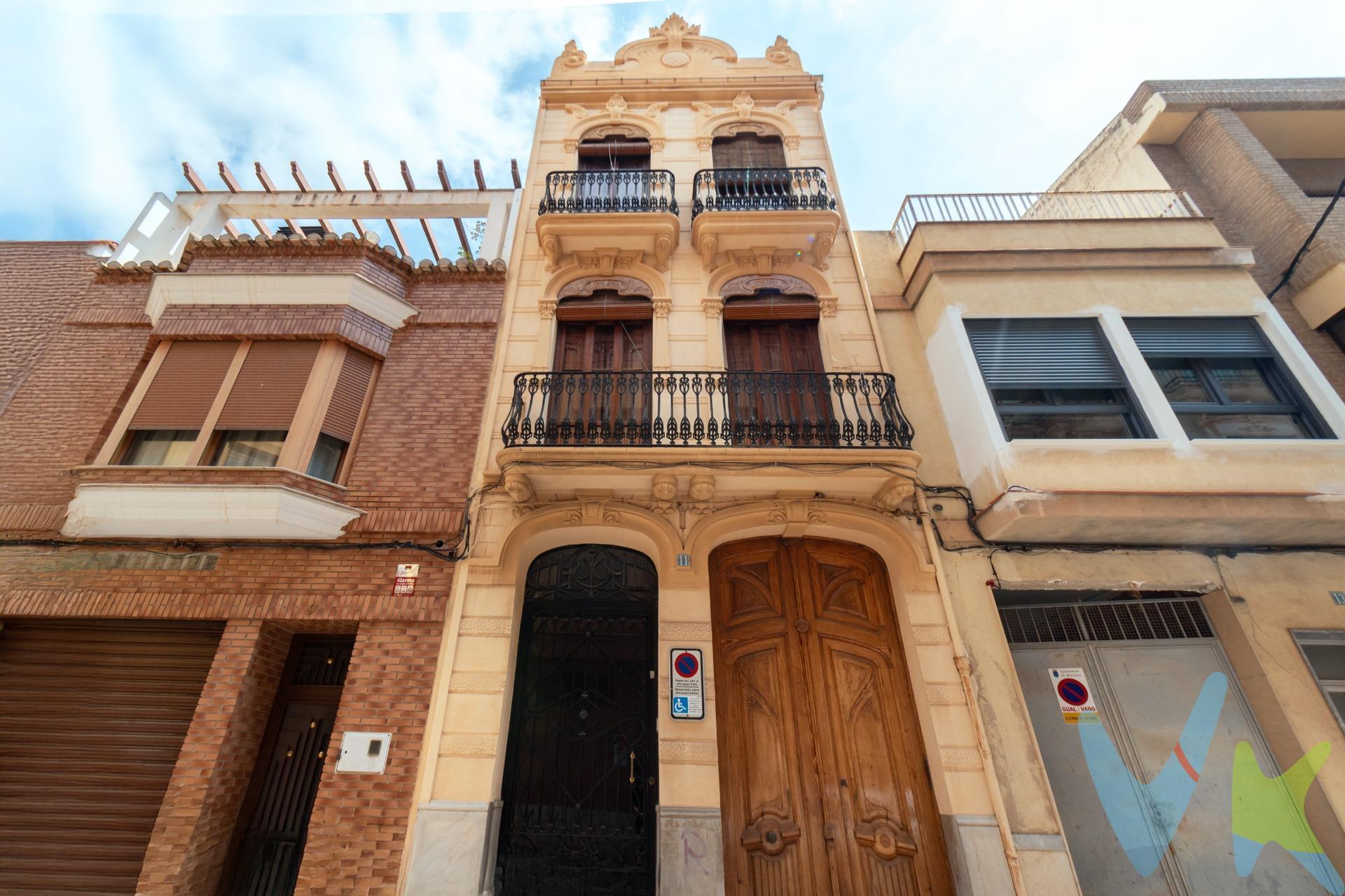 En pleno centro de Burriana, en una de sus calles más emblemáticas, se alza esta majestuosa vivienda de estilo modernista, que no solo es parte inseparable del legado arquitectónico de la ciudad, sino también protagonista de la reconocida Ruta de las Fachadas Modernistas. Su imponente fachada, protegida oficialmente como bien de interés patrimonial, es un reflejo intacto de la elegancia y sofisticación del Burriana de principios del siglo XX. La casa, distribuida en tres plantas, combina a la perfección la esencia histórica con la habitabilidad del presente. Desde el primer paso, la planta baja nos abre sus puertas con dos accesos independientes: uno hacia la zona principal de la vivienda y otro exclusivo para esta planta. Este nivel acoge un amplio salón y un luminoso comedor, además de una cómoda cocina, un práctico aseo y un espacioso trastero multiusos, ideal para almacenaje o incluso como zona de lavandería o pequeño taller. Subiendo a la primera planta, descubrimos un espacio donde la luz y el diseño se fusionan. Aquí nos recibe un gran salón-comedor con salida a un precioso balcón, perfecto para observar la vida del casco antiguo desde las alturas. La cocina con comedor  se convierte en el corazón del día a día, cómoda y funcional. Completan esta planta una habitación principal amplia y un baño completo, todo perfectamente distribuido para ofrecer el máximo confort. La magia continúa en la segunda planta, donde encontramos una gran habitación que conecta con una espectacular terraza privada, un espacio abierto con vistas y mucha intimidad, perfecto para relajarse o disfrutar de las noches mediterráneas. Además, esta planta cuenta con otro baño completo y una encantadora habitación con techo abuhardillado y cama elevada estilo altillo, ideal como dormitorio juvenil, despacho o zona de lectura creativa. Incluso un negocio de restauración con encanto. . Esta vivienda es mucho más que una casa: es la oportunidad de vivir dentro de un legado histórico, en uno de los enclaves más valorados culturalmente de Burriana. Ideal tanto para residencia familiar como para inversión con valor añadido, ya que al estar incluida en el catálogo de patrimonio modernista, puede acogerse a programas de fomento de conservación y ayudas a la rehabilitación. Vivir aquí no es solo una elección de estilo, sino una declaración de identidad: formar parte de la historia viva de Burriana, en una casa que une el encanto de lo clásico con las posibilidades del presente. Solicita una visita  y comienza tu historia en el corazón de Burriana. 