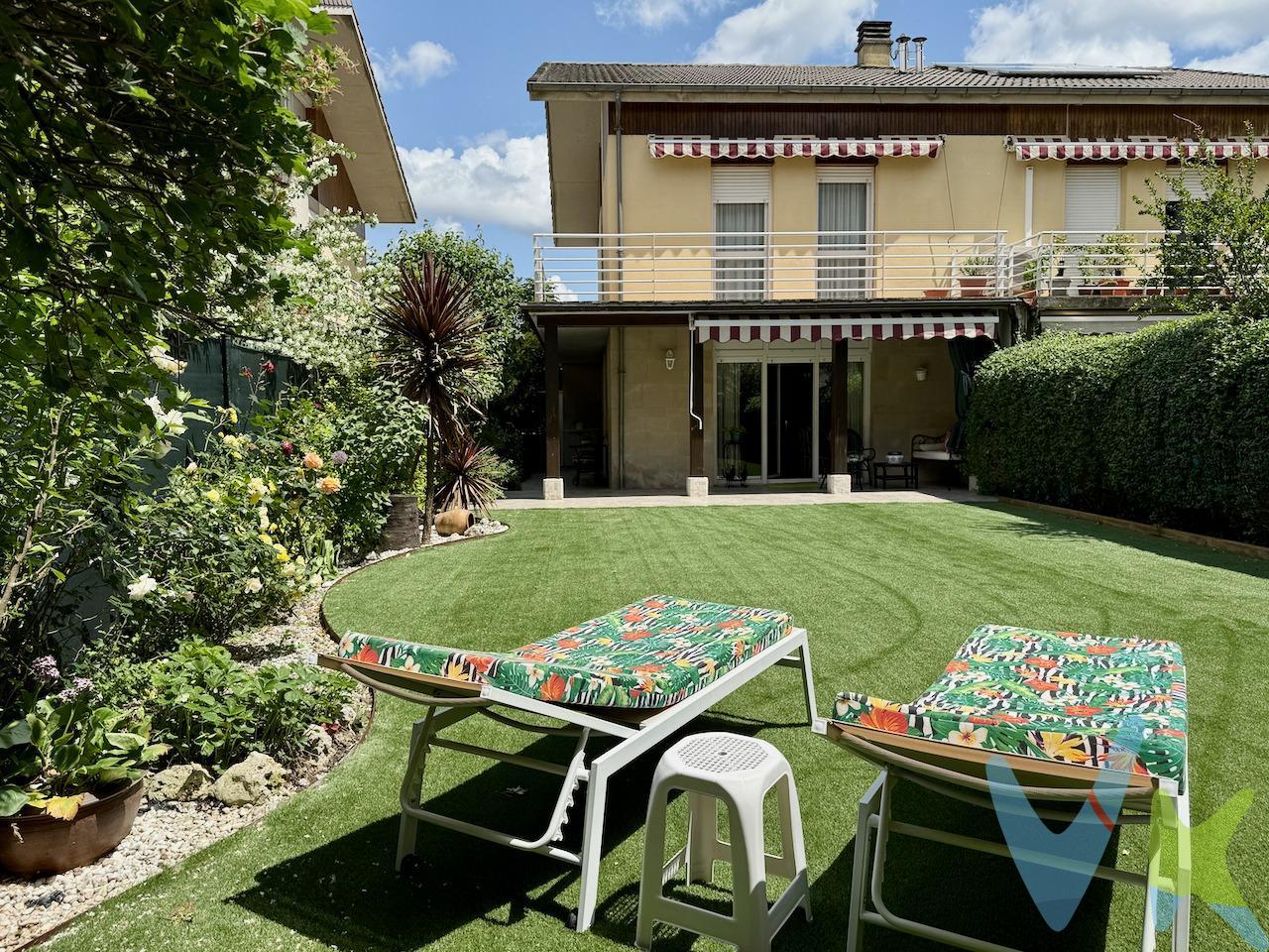 Ubicado en la tranquila localidad de Burlada, a tan solo cinco minutos de Pamplona, se presenta esta magnífica propiedad que ofrece una excepcional oportunidad para quienes buscan un hogar cómodo y bien equipado. Este chalet unifamiliar pareado cuenta con cuatro alturas perfectamente distribuidas para maximizar el espacio y la funcionalidad. En la planta sótano encontramos un garaje mancomunado junto con un txoko individual dotado de numerosos armarios y cocina equipada. La planta baja cuenta con el salón-comedor y una cocina reformada, ambos espacios tienen acceso directo a un agradable porche y a un precioso jardín, ideal para disfrutar del aire libre; además incluye baño con ducha. Ascendiendo a la primera planta nos recibe una zona distribuida por habitaciones: destaca una habitación principal confortable de unos 19 m2, con su propio baño en suite y una amplia terraza, mientras las otras dos habitaciones comparten otro baño completo. Finalmente, en la última planta del chalet hallamos dos agradables estancias adicionales muy bien diseñadas. Pero no te voy a contar más detalles, prefiero que vengas a descubrirlo con tus propios ojos. Datos meramente informativos, sin valor contractual. Impuestos y gastos de transmisión no incluidos.
