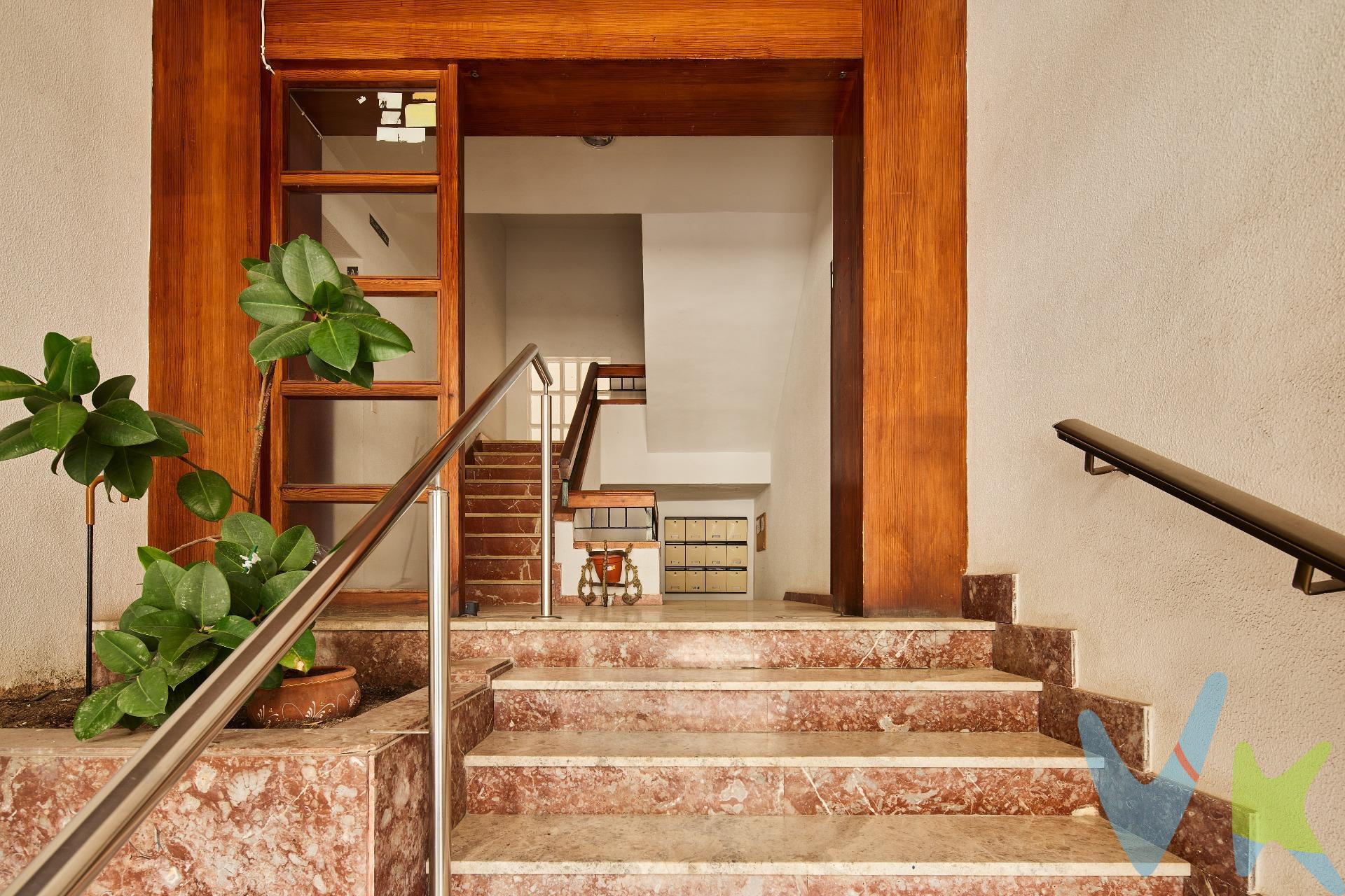  Descubre esta espectacular vivienda de **5 dormitorios** y **2 baños**, idealmente situada a pocos pasos de la playa.  Este amplio piso en planta baja ofrece una superficie generosa, con un luminoso salón independiente que cuenta con dos amplias ventanas al exterior . La cocina es espaciosa e incluye acceso a una terraza-lavadero, perfecta para disfrutar del aire fresco.  Aunque el inmueble se encuentra en estado para reformar, presenta múltiples posibilidades de redistribución.  Además, su gran amplitud y techos altos le otorgan un carácter único y acogedor . Esta propiedad no solo es ideal como hogar familiar sino también representa una excelente oportunidad para inversionistas que buscan rentabilizar sus activos inmobiliarios ¡Solicita más información sobre planos y opciones disponibles directamente en nuestras oficinas! . . Gastos de compra, Impuestos y Honorarios de Agencia no incluido en el precio.