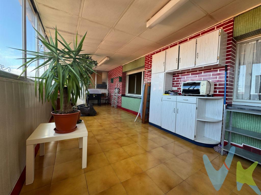  Presentamos un exclusivo piso en venta en la emblemática zona de La Calzada, Gijón. Este ático, ubicado en la sexta planta de un edificio con ascensor, ofrece una oportunidad única para aquellos que buscan un hogar con características excepcionales.  Cada rincón de esta propiedad está diseñado para aprovechar al máximo su amplitud. Encontrará tres habitaciones perfectamente distribuidas, ideales para una familia o como habitaciones individuales que servirán como despacho o sala de estar adicional. Cada habitación es un espacio acogedor que permite el descanso y la privacidad, la vivienda tiene calefacción de gas ciudad, la carpintería exterior de aluminio con doble cristal.La cocina de este ático se caracteriza por su funcionalidad y amplitud, diseñada para garantizar el confort en el día a día. La sala de estar, por su parte, se convierte en el lugar ideal para reuniones familiares o de amigos, con vistas que hacen del entorno un constante deleite visual. Amplios ventanales permiten la entrada de luz natural, creando un ambiente cálido y acogedor durante todo el día.Adicionalmente, la vivienda cuenta con un baño equipado con todas las comodidades necesarias. Los acabados de buena calidad en cada una de las estancias reflejan cuidado y atención al detalle, características que convierten este inmueble en una opción inmejorable para aquellos que buscan una residencia lista para entrar a vivir.Es importante destacar la cercanía a áreas comerciales, colegios y parques, lo que añade un plus de conveniencia a esta ubicación. Los interesados en disfrutar el estilo de vida que ofrece Gijón, con su mar y cultura, encontrarán que este piso en La Calzada es una base perfecta para explorar la ciudad, además esta muy cerca de la playa del Arbeyal.En resumen, este ático en la sexta planta se presenta como una oportunidad excepcional para adquirir una propiedad que combina una excelente ubicación con todas las ventajas de la vida moderna. La amplitud de sus espacios y su disposición inteligente hacen de esta vivienda una opción atractiva que vale la pena visitar.Esperamos que se ponga en contacto con nosotros para concertar una visita. Quedará satisfecho con lo que encontrará en esta joya inmobiliaria en el corazón de La Calzada.  
