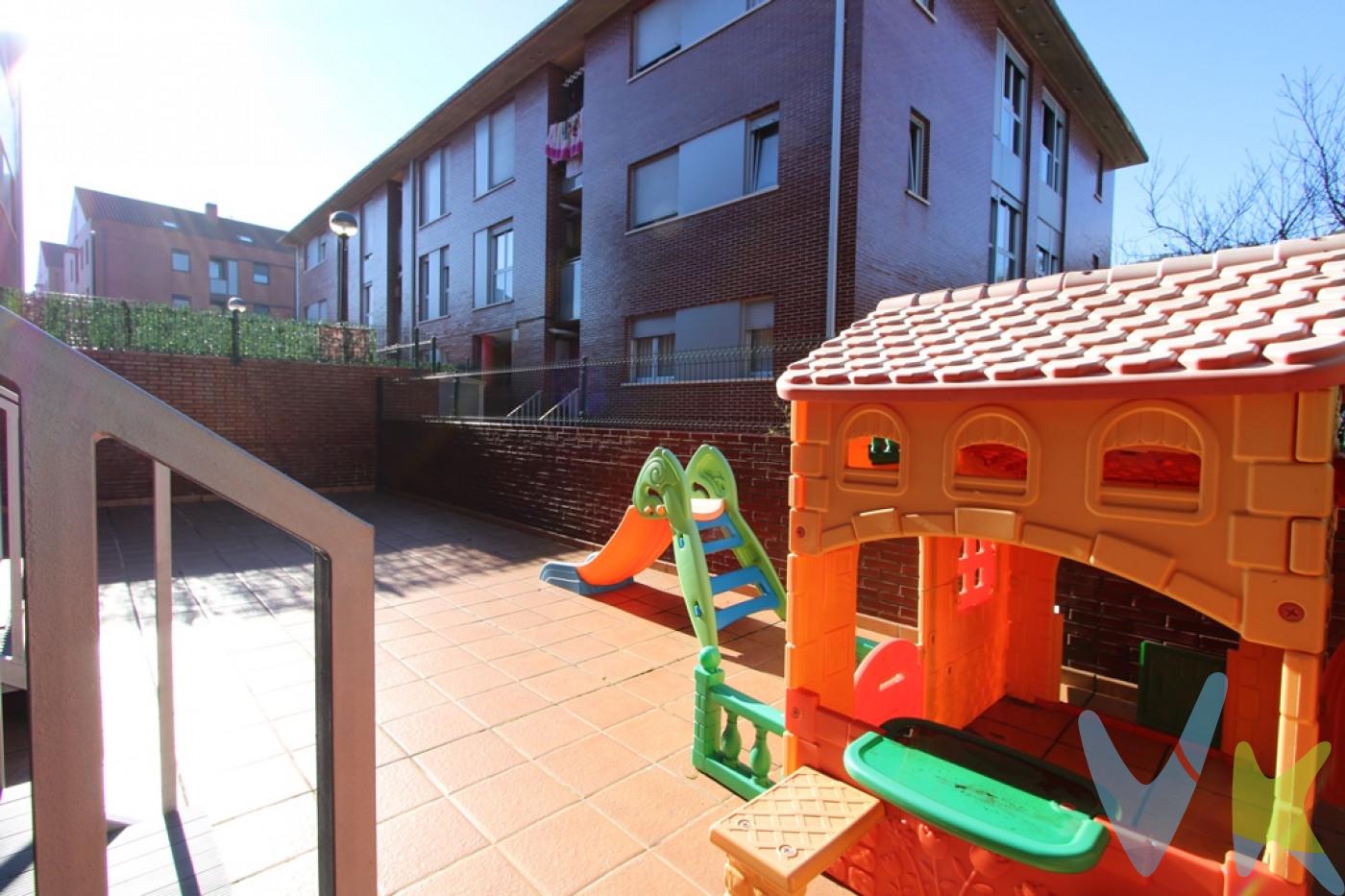 Planta baja con jardín, garaje y trastero en Los Corrales de Buelna.  .  DISFRUTA DE TODAS LAS VENTAJAS DE UNA VIVIENDA DE VPO EN UNA URBANIZACIÓN DE CALIDAD SITUADA EN EL CENTRO DE LOS CORRALES DE BUELNA.  .  El piso esta impecable, es totalmente exterior y está orientado sobre una parcela de terreno de uso privado de aproximadamente 40 m² orientada al oeste.  .  Del equipamiento que tiene la vivienda es destacable el mobiliario de la cocina, prácticamente nuevo, con encimera de silextone. El cuarto de baño, los 2 armarios que equipan los dormitorios y el toldo del jardín.  .  Por último, tenemos que destacar también el trastero de la vivienda que duplica su espacio de almacenaje con un cabrete y la plaza de garaje. Ambos en el sótano del edificio, que, a diferencia de en otros edificios de Los Corrales, tiene acceso en ascensor.  .  El entorno:.  El piso está ubicado en la calle Luzmela, un barrio tranquilo, en el que se aparca cómodamente, y que se encuentra a trescientos metros del centro urbano de Los Corrales de Buelna.  .  Gastos de la transacción:.  El inquilino deberá hacerse cargo del 50% del seguro de Garantía de Alquiler.