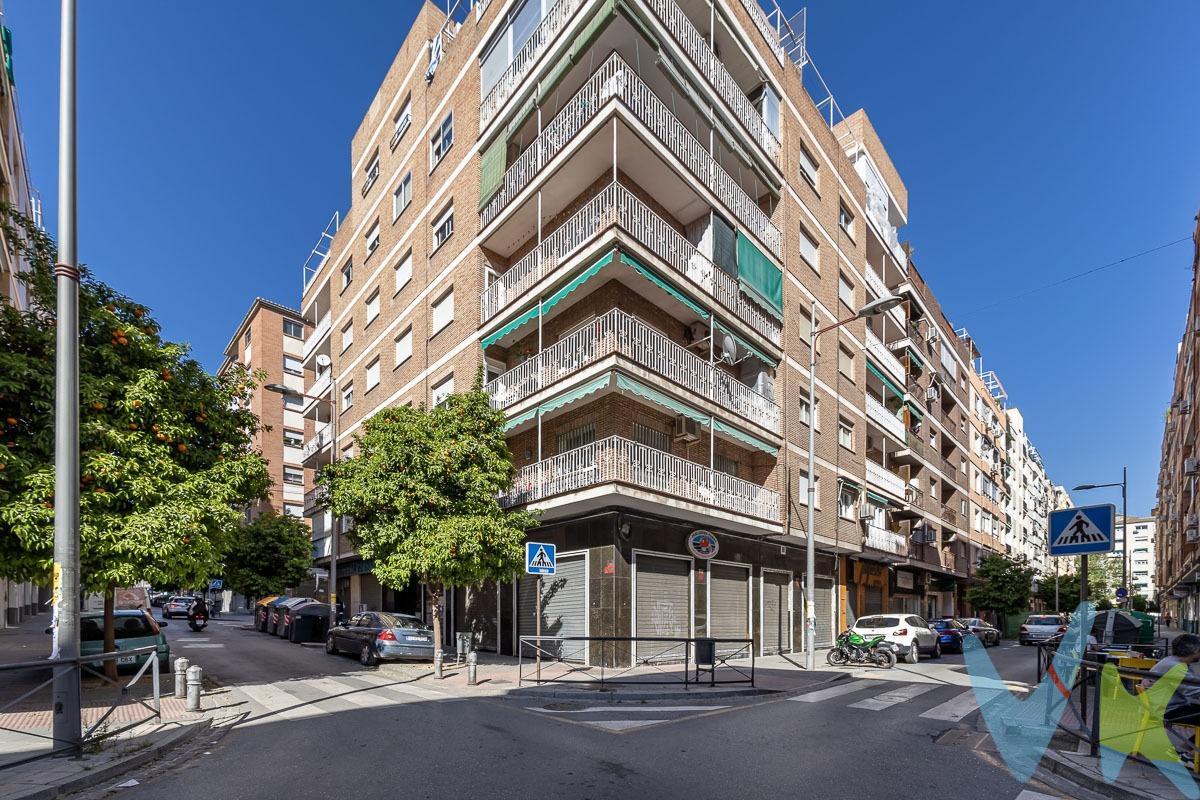 ✨ PISO DE ALTO POTENCIAL JUNTO A AV. CONSTITUCIÓN – INVERSIÓN O VIVIENDA PREMIUM ✨. Se presenta una oportunidad única en una de las zonas con mayor proyección de Granada: El consolidado barrio de Los Pajaritos. Ubicado en Calle Cisne, a escasos metros de Avenida de la Constitución, este amplio piso exterior destaca por su excelente orientación y luminosidad durante todo el día. La vivienda cuenta con 5 habitaciones y 2 baños, ofreciendo un sinfín de posibilidades: desde una espectacular vivienda familiar hasta una inversión altamente rentable (ideal para alquiler por habitaciones o estudiantes). Situado en una quinta planta con ascensor, el inmueble combina altura, luz y privacidad, en un entorno urbano con todos los servicios a pie de calle. 📍 Ubicación inmejorable:. * A pocos minutos de la estación de tren Estación de Granada. * Conexión directa con el centro, junto a parada de metro y buses. * Rodeado de comercios, supermercados, restaurantes, centros educativos, y hospitales. 🚗 Posibilidad de garaje (valor añadido en la zona). 💡 Una propiedad con enorme potencial en una de las áreas con mayor revalorización de la ciudad. Perfecta para quienes buscan rentabilidad o diseñar la vivienda de sus sueños en una ubicación estratégica. Ref. N375. * El PVP indicado no incluye impuestos ni gastos de Escritura. * Honorarios agencia no incluidos. * Las superficies expresadas en esta página tienen carácter descriptivo y son aproximadas. * Los precios pueden ser susceptibles de modificación sin previo aviso. * Esta vivienda se vende SIN muebles.