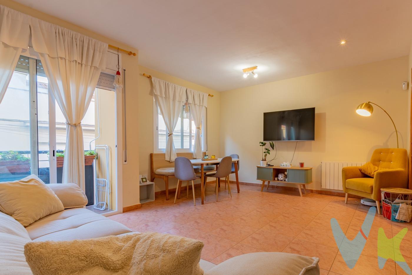 En una calle tranquila y bien conectada, te espera un piso que combina luz, comodidad y practicidad en cada rincón. Situado en un edificio del año 2001 con tan solo 4 vecinos, este hogar ofrece la intimidad y calma que muchos buscan… y que pocos encuentran. 🌿✨. Sus 92 m² se distribuyen de forma inteligente para acompañar tu día a día:. Al entrar, un acogedor recibidor te da la bienvenida y abre paso a un amplio salón-comedor ☀️, bañado por el sol de tarde y con salida a un balcón perfecto para respirar aire fresco. A la izquierda, la cocina independiente 🍳 —espacio ideal para cocinar y compartir— sorprende con una práctica isla donde las comidas se vuelven más cercanas y naturales. La zona de noche nace desde un distribuidor central y ofrece:. 🛏️ Dos habitaciones dobles llenas de luz. 💻 Una tercera estancia, hoy utilizada como despacho, perfecta para teletrabajo o estudio. La vivienda cuenta además con:. 🚿 1 baño completo. 🚻 1 aseo actualmente reconvertido en despacho, con todas las conexiones para volver a ser baño fácilmente. Pensado para vivir con el máximo confort:. ✔ Carpintería de aluminio con doble acristalamiento. ✔ Calefacción de gas natural 🔥. ✔ Aire acondicionado en salón y dormitorio principal ❄️. En la azotea comunitaria encontrarás un espacio exterior compartido para disfrutar del sol ☀️ y las vistas, además de una práctica zona con cuarto de lavandería 🧺. Lo que lo vuelve realmente especial:. 👉 Incluye garaje tipo box privado en el mismo edificio, un auténtico tesoro en esta zona donde aparcar puede ser un desafío. 🚗⭐. 📍 Una ubicación que lo tiene todo. El piso se encuentra en un entorno lleno de vida y servicios:. 🛍️ Comercios, Escuelas, Farmacias, Ayuntamiento, Transporte público,  Piscina municipal, Tenis y pádel, Campo de fútbol, Skatepark, y Zonas infantiles. Todo a pocos pasos, para hacer tu día a día más cómodo y sin prisas. Su orientación este-oeste garantiza luz durante todo el día:. 🌅 Mañanas radiantes en dormitorios y cocina. 🌇 Tardes doradas en salón y suite principal. Este hogar es para quienes desean vivir con calidad, cercanía y comodidad. Un piso cálido, cuidado y bien ubicado, preparado para adaptarse a cada etapa de tu vida. 🏡💛. Aquí puede comenzar tu siguiente capítulo. ¿Te gustaría conocerlo?. ---------------------------------------------------------------------------------. Nota: en los importes indicados no se hayan incluidos los impuestos y tasas aplicables a la compra o alquiler del bien inmueble. Las fotografías, videos, planos y demás documentación gráfica pueden no corresponder con la realidad actual, así como los metrajes y superficies, y no tienen carácter contractual. Salvo indicación contraria, los muebles y equipamiento que aparecen en el anuncio no están incluidos en el precio. La vivienda dispone de Certificado Energético y Cédula de Habitabilidad vigentes.