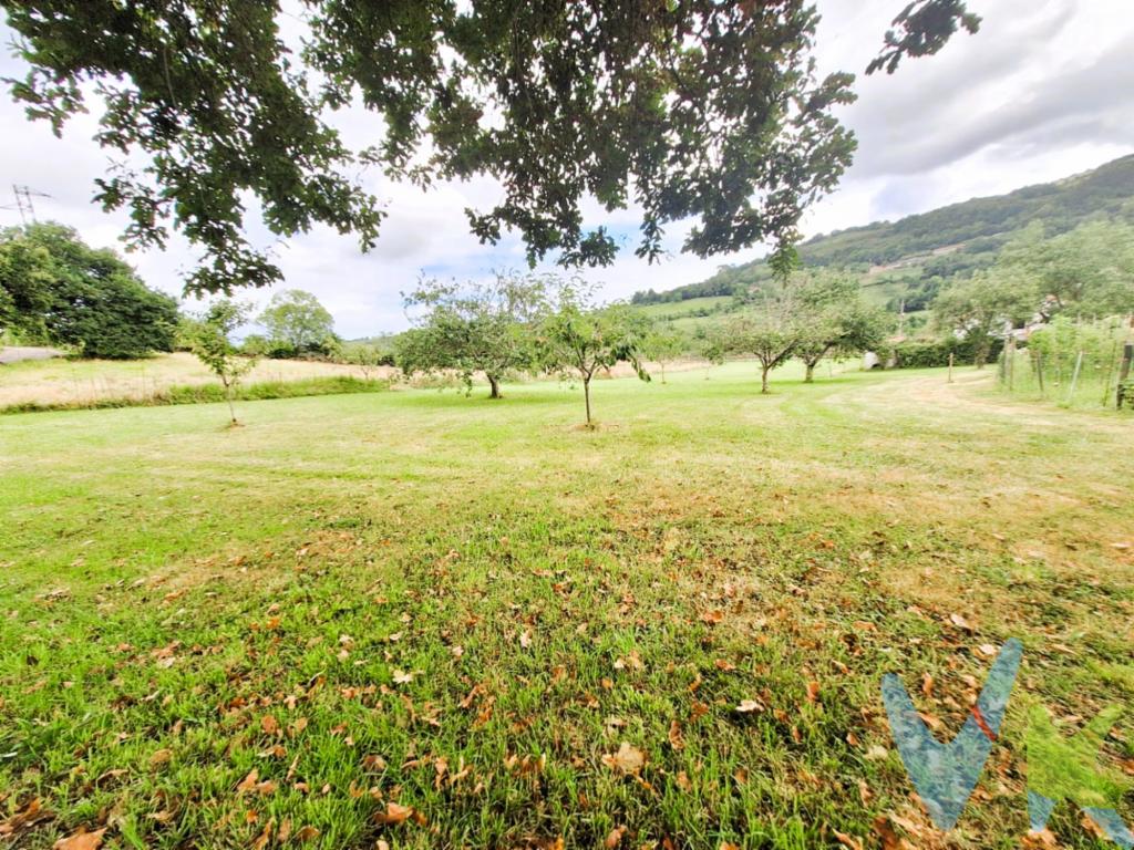 Muchas veces tendemos a pensar que no se puede vivir en un entorno natural y a la vez estar muy cerca de Gijón, bien comunicados, con parada de autobús a pie de tu casa y con un precio asequible, verdad?Pues todo esas cualidades las reúne esta nueva exclusiva. Se trata de una finca prácticamente llana de más de 1.500 m2, muy bien orientada, con buen acceso y con todos los servicios muy cerquita. 300 m2 de edificabilidad. Muy bien comunicada con el centro de la ciudad, tanto en coche como en transporte público. A pocos minutos, importantes servicios disponibles como son centro de salud, piscina municipal, supermercado, colegio, zonas verdes de recreo....Observaciones públicas:Según la Ley 10/2025, de 28 de diciembre, se informa que los gastos e impuestos que conlleva la adquisición no están incluidos en el precio indicado:El vendedor asume la plusvalía y el resto de gastos son del comprador.Segundas transmisiones, el comprador abona el Impuesto sobre Transmisiones Patrimoniales (ITP). Puede consultar toda la información en el siguiente enlace: https://sede.tributasenasturias.es/sites/sede/default/es_ES/Que-quieres-hacer/Transmisiones-Patrimoniales-y-AJD. La base imponible que se toma para el cálculo será el mayor valor entre precio de compraventa, tasación o valor de referencia catastral.El comprador escoge la notaría. Los gastos de Notaría están regulados en el Anexo I, del Real Decreto 1426/1989, de 17 de noviembre, por el que se aprueba el arancel Notarial y los gastos de Registro según el arancel oficial establecido en el Anexo I, del Real Decreto 1427/1989, de 17 de noviembre, los aranceles varían en función del precio, número de copias y complejidad. Los gastos de Gestoría por la tramitación administrativa de la compraventa, presentación, liquidación de impuestos y la inscripción en el Registro de la Propiedad, serán de la parte compradora, en caso de que decida encargar dichos trámites a un profesional, su importe varía en función del profesional o entidad designada para su realización. Si el comprador necesita préstamo hipotecario, la tasación, condiciones y costes bancarios según entidad elegida por el comprador; así como los gastos de gestoría y cualesquiera otros inherentes a la formalización de la compraventa serán de su cuenta, salvo pacto expreso en contrario con el vendedor..Honorarios de intermediación inmobiliaria a cargo del vendedor.Conforme a la normativa vigente, el consumidor tiene derecho a disponer de información, documentación y condiciones de la compraventa relativa al inmueble, en la sede física de Los Arcos 98, SL en Avenida de la Costa, nº 53  bajo en Gijón, o a través de nuestro correo electrónico, inmobiliaria@grupolosarcos.es. La agencia actúa exclusivamente como intermediaria en la operación, las condiciones de la compraventa están sujetas a la aceptación expresa del vendedor y a la posterior formalización del correspondiente contrato. El presente anuncio es meramente informativo y la información facilitada corresponde a la disponible en la fecha de publicación, pudiendo variar en función de circunstancias legales, contractuales o fiscales.