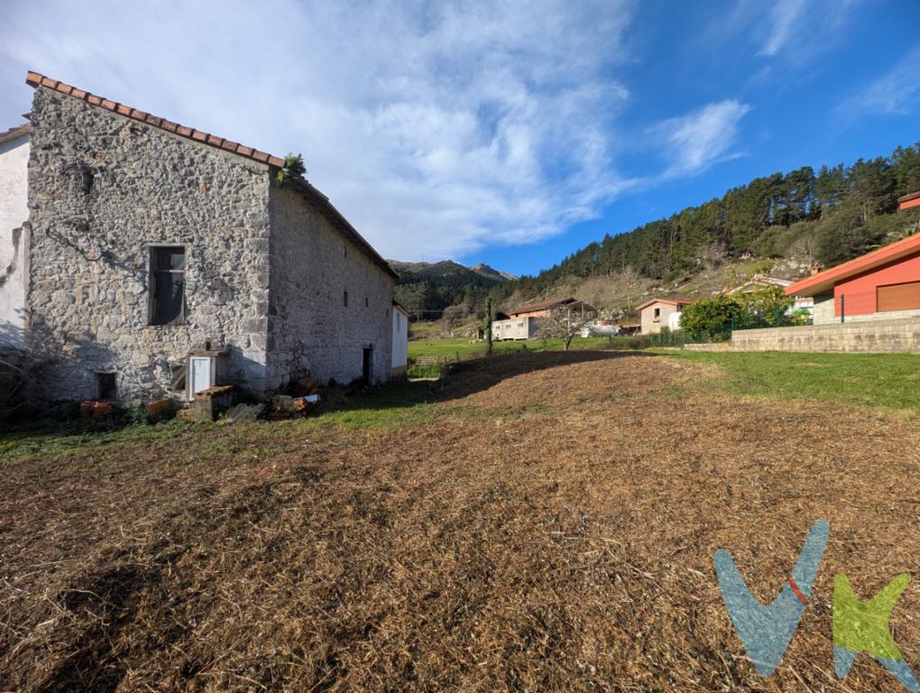 Casa de pueblo situada en San Miguel de Aras, en un entorno natural privilegiado, con vistas abiertas y gran tranquilidad. Vivienda de construcción tradicional en piedra, actualmente en proceso de reforma, pendiente de remates finales.Dispone de tejado nuevo y fachada rehabilitada, así como instalaciones de electricidad y fontanería ya ejecutadas, lo que reduce notablemente la inversión pendiente.Distribución:Oportunidad interesante para quienes buscan una casa rural con obra avanzada y margen de personalización.Bajo cubierta: espacio diáfano de unos 50 m², con placa de hormigón, listo para habilitar. Dispone de baldosas para su colocación.Primera planta: suelo de madera colocado, tres habitaciones con divisiones ejecutadas y baño preparado para terminar.Planta baja: suelo de baldosa colocado, cocina y baño casi terminados, cocina abierta al salón-comedor aportando amplitud y luminosidad.Fosa séptica: realizada.Piscina: ya  está realizada la excavación del vaso. Se puede construir edificación complementaria de 60 m2 de planta, más bajocubierta y sótano , ideal si quieres tener una casa de invitados o hacer un txoco. Impuestos, gastos notariales y registrales NO INCLUIDOS