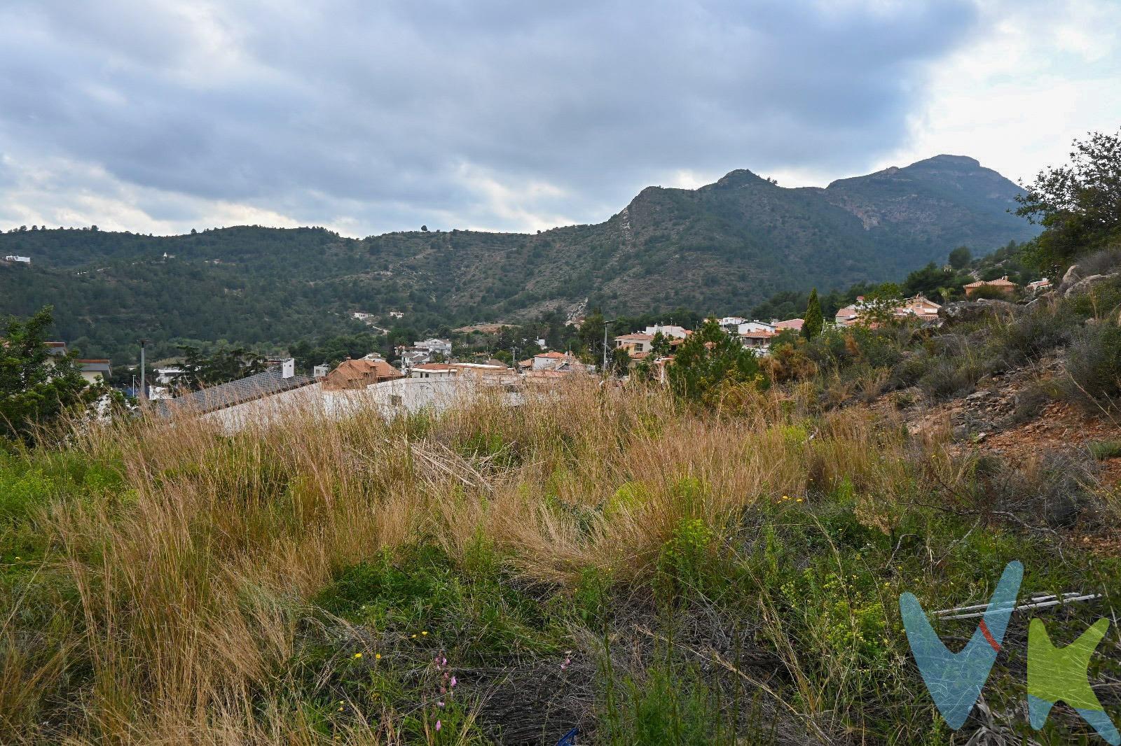 Terreno Urbano en La Vall d'Uxó - Frente a las Cuevas de San José. Oportunidad única de adquirir un terreno urbano de 452 m² en La Vall d'Uxó, Castellón. Este espacio, ideal para construir la casa de tus sueños, se encuentra ubicado justo enfrente de las famosas Cuevas de San José, desde el cual se ve el mar encuadrado con las montañas en un entorno natural de excepcional belleza. El terreno está listo para edificar y cuenta con acceso a todos los servicios básicos, incluyendo agua, electricidad y saneamiento, lo que asegura comodidad y funcionalidad. Disfruta de la tranquilidad de vivir rodeado de naturaleza, con fácil acceso a comercios, colegios y transporte público. No pierdas la oportunidad de invertir en un lugar que combina calidad de vida y belleza natural. ¡Contáctanos para más información y ven a visitar tu futuro hogar!. La descripción del presente inmueble e imágenes tienen mero carácter informativo y en ningún caso carácter contractual, pudiendo ser modificados por la inmobiliaria comercializadora sin que ello implique responsabilidad alguna frente a terceros. En el precio de venta a público, esta propiedad NO incluye los gastos de adquisición (Notario, registro, gestión, honorarios, etc…). 