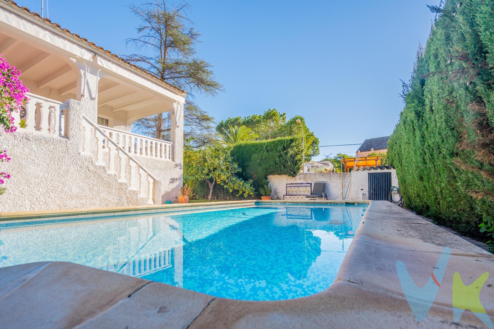 **Espectacular Chalet en Entrepinos, La Eliana – Reformado y con Excelente Ubicación**  . Este maravilloso chalet, situado en la exclusiva zona de Entrepinos en La Eliana, combina amplitud, comodidad y acabados de alta calidad. Con una superficie de 240 m² de vivienda y una parcela de 700 m², ofrece todo lo necesario para disfrutar de una vida tranquila, rodeado de servicios y con una conexión excepcional a Valencia y alrededores.  . La vivienda cuenta con una distribución muy funcional y cómoda. En la planta principal se encuentran tres amplias habitaciones, todas con armarios empotrados. La suite principal destaca por disponer de un vestidor y un baño privado reformado con materiales de Porcelanosa, al igual que el resto de los baños y la cocina, que han sido renovados para ofrecer el máximo confort y un diseño moderno.  . El amplio sótano aporta un gran valor añadido a la propiedad, con dos habitaciones multiusos perfectas para oficina, sala de juegos o gimnasio. Además, dispone de un espacioso garaje con capacidad para varios vehículos, garantizando comodidad y espacio adicional para almacenaje.  . En el exterior, la propiedad cuenta con una preciosa piscina con depuradora nueva, ideal para disfrutar del verano. La parcela de 700 m² incluye un jardín cuidado que ofrece múltiples posibilidades para personalizarlo según las necesidades de sus futuros propietarios.  . La casa también dispone de instalaciones modernas, como una caldera de gas con solo dos años de antigüedad y un sistema descalcificador instalado, lo que asegura eficiencia y comodidad en el día a día.  . La ubicación es otro de los grandes puntos fuertes de esta propiedad. Situada a solo diez minutos del centro de La Eliana, tiene acceso a una amplia oferta de servicios como colegios, supermercados y zonas de ocio. Además, está perfectamente conectada con transporte público, con estación de metro y paradas de autobús cercanas, y cuenta con rápido acceso al bypass y al aeropuerto, ambos a solo diez minutos. La ciudad de Valencia está a treinta minutos, lo que convierte a esta vivienda en una opción ideal para quienes buscan vivir en un entorno tranquilo sin renunciar a las ventajas de la ciudad.  . Esta propiedad destaca por su diseño cuidado, su excelente estado de conservación y su ubicación estratégica. Si buscas un hogar amplio, cómodo y listo para entrar a vivir, este chalet es para ti. No dudes en contactarnos para más información o para programar una visita. Por mandato expreso del propietario, comercializamos este inmueble en exclusiva, lo que le garantiza el acceso a toda la información. Por este motivo, se ruega no molestar al propietario, a los ocupantes de la propiedad o a los vecinos. Muchas gracias por su comprensión. Si usted es agente inmobiliario y tiene un cliente para este inmueble, llámenos: estaremos encantados de colaborar.