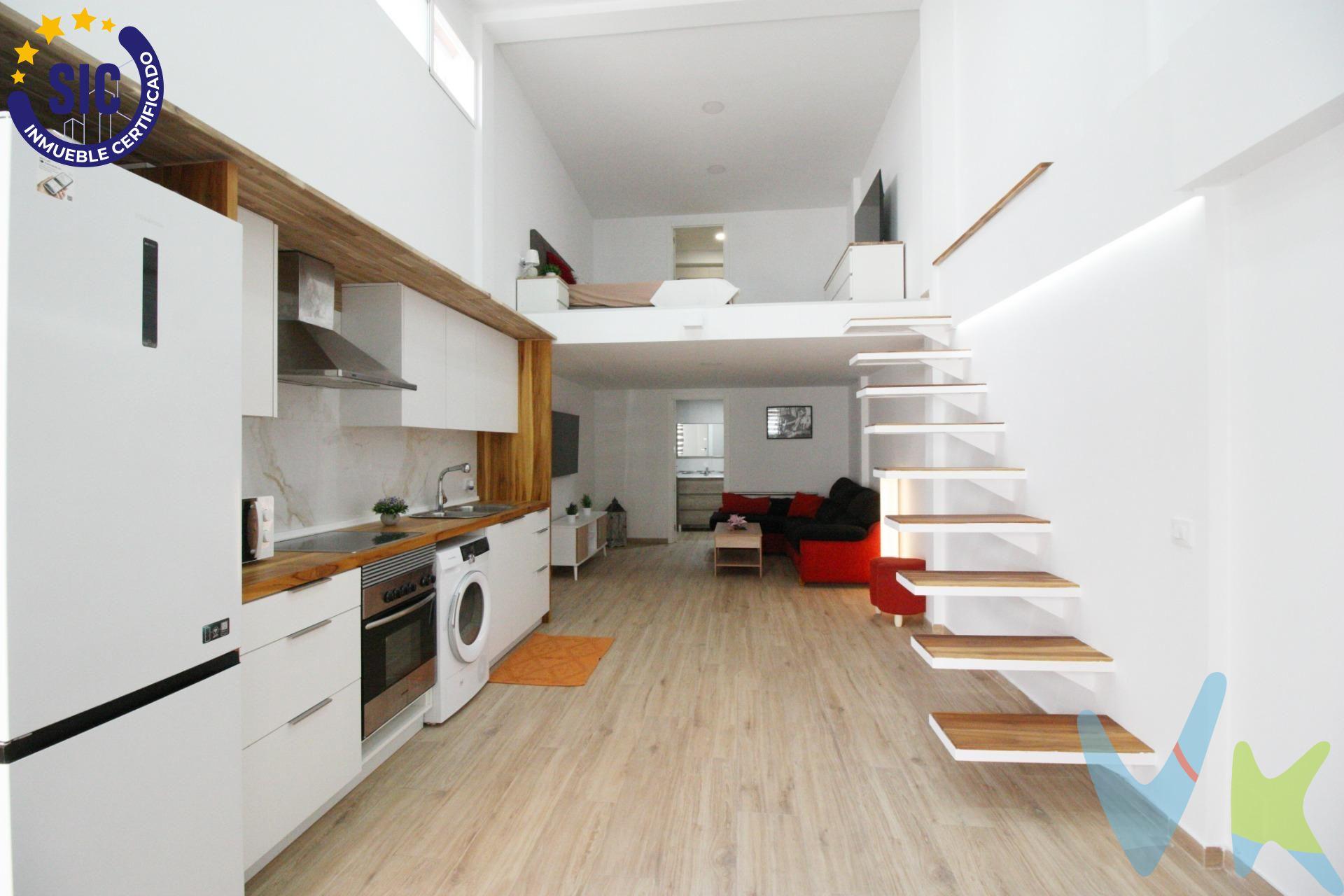 Si buscas una vivienda lista para entrar a vivir y con una excelente oportunidad de inversión, esta casa independiente te sorprenderá. Reformada y cuidadosamente acondicionada, cuenta actualmente con un acogedor dormitorio, espacios funcionales y un ambiente cómodo para disfrutar desde el primer día. Pero su verdadero valor va mucho más allá de la vivienda actual: la propiedad ofrece la posibilidad urbanística de edificar hasta tres alturas, convirtiéndola en una opción ideal tanto para quienes desean ampliar su hogar como para inversores que buscan desarrollar un proyecto residencial en una de las zonas más demandadas de Alaquàs. Ubicada en un entorno con todos los servicios al alcance de la mano, comercios, transporte, colegios y zonas de ocio, combina la comodidad del presente con el potencial del futuro. Una oportunidad única para vivir hoy y construir mañana. ¡Ven a descubrir todo lo que esta propiedad puede ofrecerte!. INFORMACIÓN LEGAL AL CONSUMIDOR:. El precio indicado no incluye impuestos ni gastos derivados de la compraventa. Gastos a cargo del comprador:. • Impuesto de Transmisiones Patrimoniales (ITP): En segundas transmisiones, el tipo general vigente en la Comunitat Valenciana es del 10% sobre la base imponible, que será el mayor valor entre el precio de compraventa, el valor declarado o el valor de referencia catastral, pudiendo aplicarse tipos reducidos según las circunstancias del comprador. • Honorarios de intermediación inmobiliaria: 4% del precio final de venta + IVA (21%), a cargo del comprador. No incluidos en el precio de venta. • Notaría y Registro de la Propiedad: Los aranceles son oficiales y variables en función del precio y características de la operación. A título orientativo, entre 600 € y 1.000 €. Los gastos se distribuirán conforme a la normativa vigente, salvo pacto en contrario. Las condiciones pueden variar en función de las circunstancias personales y del régimen fiscal aplicable. Otros gastos:. • Gastos de financiación: Tasación, comisiones y condiciones bancarias según la entidad elegida por el comprador. • Gestoría: Servicio opcional, con costes variables en función del proveedor. • Podrán existir otros gastos inherentes a la formalización de la compraventa que correspondan al comprador según normativa vigente. El vendedor asumirá los gastos que legalmente le correspondan, salvo pacto en contrario. El inmueble no se encuentra sujeto, a fecha de publicación, a limitaciones de precio derivadas de normativa de zonas de mercado residencial tensionado. Se facilitará al cliente información detallada y personalizada de todos los costes asociados a la operación, así como la documentación relativa al inmueble, disponible en la sede física de la agencia - Av. Blasco Ibáñez 5 Bajo, 46970, Alaquàs (Valencia) y/o en el medio electrónico habilitado – www.inmueblesvalencianos.net. La agencia actúa exclusivamente como intermediaria en la operación. Cualquier compraventa queda sujeta a la aceptación expresa del vendedor y a la formalización del correspondiente contrato. El presente anuncio tiene carácter meramente informativo y no contractual, pudiendo estar sujeto a errores, cambios o actualizaciones.  . La venta de esta vivienda se gestiona mediante contrato de EXCLUSIVA COMPARTIDA por lo que se trabaja con cerca de 400 Inmobiliarias. 