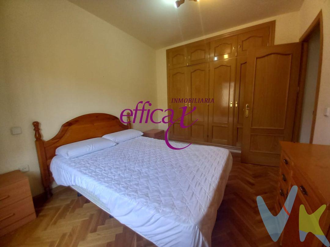 Oferta Especial: Excepcional y Acogedor piso en la Plaza de España, Torrijos
Estamos encantados de presentar este maravilloso piso  de 79 metros cuadrados ubicado en el corazón de Torrijos . Piso en excelentes condiciones, que no requiere más que su mudanza para convertirse en su nuevo hogar.
El piso consta de un encantador salón-comedor, una cocina completamente equipada con una terraza funcional, dos habitaciones espaciosas y un cuarto de baño completo.
Características del Inmueble:

Ascensor para su comodidad
Instalación de gas natural
Suelos de parquet
Armarios empotrados
Videoportero
Plaza de garaje
Trastero
Calefacción individual de gas natural
Estado de conservación: Nuevo o seminuevo

Este apartamento le ofrece un espacio lleno de comodidades en una excelente ubicación, justo en la Plaza de España. No pierda esta oportunidad única de vivir en el centro de Torrijos.
La compra de este inmueble conlleva un servicio de formalización y gestión de la compraventa para el comprador, cuyo coste no esta incluido en el precio publicado.
Se le informará de todos los gastos asociados a la compraventa antes de la reserva para que usted compre con la máxima seguridad, tranquilidad y transparencia.