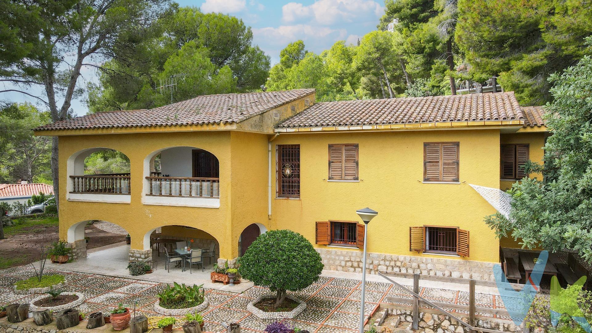 Descubre esta espectacular villa semireformada ubicada en la encantadora zona de Montornes - Las Palmas - El Refugio, donde el confort y la naturaleza se encuentran al unísono. Con una superficie construida de 524 m² sobre un amplio terreno de 1603 m² 🌳, esta propiedad cuenta con seis habitaciones amplias, ideales para disfrutar con familia o amigos. Disfruta del confort que ofrecen sus cuatro baños 🚽🛁 y relájate junto a la chimenea decorativa hecha a mano en su acogedor salón 🔥.   . La joya exterior es sin duda su impresionante piscina rodeada por 2 pérgolas elegantes 🍹☀️; perfectos para esos días soleados, donde podrás disfrutar de un buen café, mientras disfrutas de las vistas espectaculares que tiene la zona. Además, podrás deleitarte cocinando al aire libre gracias a tu propia caseta barbacoa 🍖😋 mientras tus invitados juegan al frontón 🎾 (también adaptable como pista de pádel). . En dos plantas bien distribuidas encontrarás todas las comodidades necesarias junto con una gran terraza desde donde admirar vistas inigualables hacia el bello paraje natural circundante 😍✨. Esta vivienda no solo ofrece espacio sino también bienestar en cada rincón ¡No te pierdas esta oportunidad única! 💫. Es el momento que estabas esperando, para cambiar de hogar y disfrutar del relax, que ofrece el entorno.
