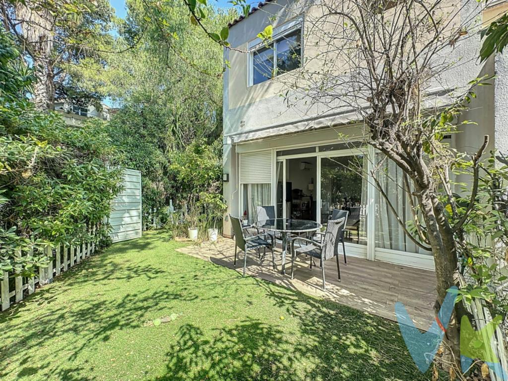 EXCLUSIVA RESIDENCIA EN CAMPOLIVAR, Godella — lujo, privacidad y bienestar a solo 10 minutos de Valencia. Descubra esta magnífica propiedad ubicada en la prestigiosa urbanización de Campolivar, una de las zonas más codiciadas y seguras de Valencia. Rodeada de naturaleza, tranquilidad y servicios de alto nivel, esta residencia ofrece una experiencia de vida excepcional para quienes valoran el confort, la privacidad y el estilo. ✨ Características destacadas:. • 	🌳 Urbanización privada con árboles maduros y piscina comunitaria. • 	🏫 Proximidad a colegios privados bilingües de reconocido prestigio. • 	🚗 A tan solo 10 minutos del centro de Valencia. 🏠 Distribución de la vivienda:. • 	Sótano: Espacio wellness con sauna y gimnasio privado. • 	Planta principal: Cocina moderna, baño de cortesía, amplio salón-comedor con acceso directo al jardín. • 	Primera planta: Dos habitaciones, incluyendo una suite principal con baño privado y vestidor; baño adicional. • 	Buhardilla: Espacio versátil ideal para estudio, salón de ocio, habitación adicional o despacho, con acceso a terraza privada. • 	Plaza de aparcamiento incluida. 📸 Las imágenes reflejan el estado original de la vivienda, mostrando su máximo potencial. Actualmente requiere una actualización estética menor, ideal para personalizar al gusto del comprador. 🌟 Esta propiedad es perfecta para quienes buscan un estilo de vida distinguido, rodeado de naturaleza y con acceso inmediato a los mejores servicios educativos y urbanos. . La descripción del presente inmueble e imágenes tienen mero carácter informativo y en ningún caso carácter contractual, pudiendo ser modificados por la inmobiliaria comercializadora sin que ello implique responsabilidad alguna frente a terceros. En el precio de venta a público, esta propiedad NO incluye los gastos de adquisición (Notario, registro, gestión, honorarios, etc…).