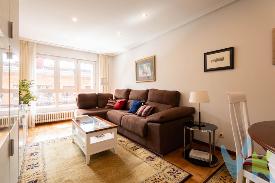 Preciosa vivienda ubicada en pleno corazón del centro de Gijon, en la calle Cabrales. Se trata de una propiedad totalmente reformada, de 4 dormitorios, 2 baños, salón y cocina. Con dos piezas a la calle Cabrales, salón y cocina, con salida a una pequeña terraza donde ubicamos tanto la caldera como la lavadora, gracias a la toma de agua que tenemos en ella,  y el resto de las estancias, 3 amplias habitaciones más una cuarta que actualmente nos hace la función de despacho, así como los dos baños completos, uno con bañera y otro con plato de ducha, con vistas a patio de manzana. La vivienda está totalmente reformada con altas calidades, como las ventanas de doble acristalamiento, con un aislamiento térmico y acústico inmejorable, lo todas las tuberías de fontanería renovadas. Si no quieres coger el coche para nada, esta es tu vivienda. Con el centro de salud a menos de 2 minutos, a 5 minutos de la playa de San Lorenzo, y a un paso del paseo de Begoña. Sin ninguna duda, la mejor zona de Gijon. Con orientación Suroeste, y gracias a la altura que tiene el piso, podrás disfrutar de todas las horas del sol que tenemos en el día. El hecho de tener la fachada totalmente rehabilitada, tanto el exterior con fachada ventilada y el patio con acabados sate, cubierta nueva, bajantes renovadas, y con las zonas comunes a punto de renovarse, hacen de esta propiedad,  la opción ideal para hacer tu vivienda habitual o incluso tu segunda residencia, Y como broche, una plaza de garaje en un edificio muy cercano a la vivienda, para que no tengas que preocuparte de dar vueltas buscando aparcamiento. No lo dudes más, llámanos y ven a visitarla, no dejes que nadie se te adelante.En el precio final no están incluido el Impuesto de Transmisiones Patrimoniales ni los gastos de Notaría y Registro.