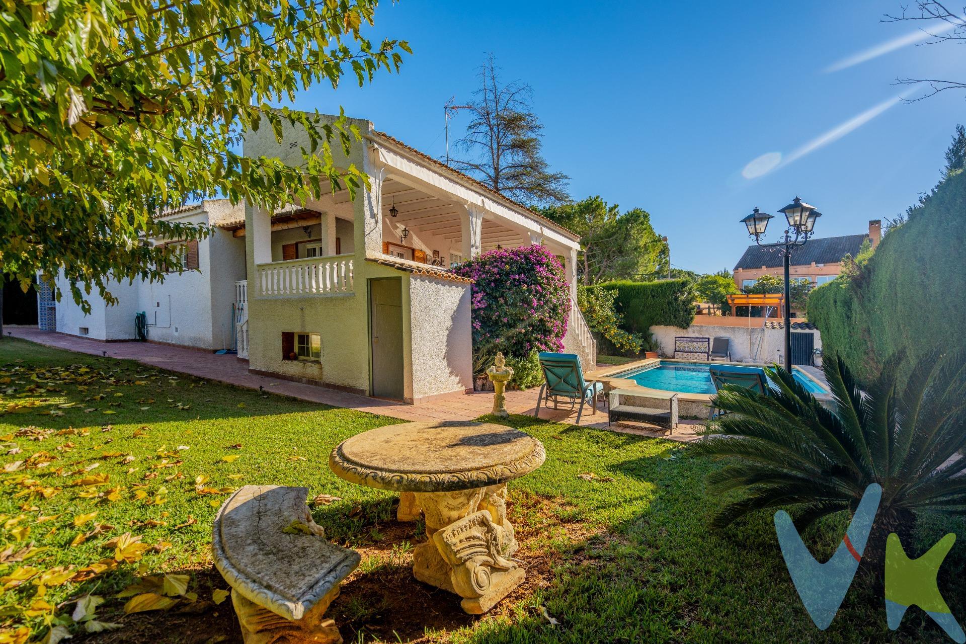 **Espectacular Chalet en Entrepinos, La Eliana – Reformado y con Excelente Ubicación**  . Este maravilloso chalet, situado en la exclusiva zona de Entrepinos en La Eliana, combina amplitud, comodidad y acabados de alta calidad. Con una superficie de 240 m² de vivienda y una parcela de 700 m², ofrece todo lo necesario para disfrutar de una vida tranquila, rodeado de servicios y con una conexión excepcional a Valencia y alrededores.  . La vivienda cuenta con una distribución muy funcional y cómoda. En la planta principal se encuentran tres amplias habitaciones, todas con armarios empotrados. La suite principal destaca por disponer de un vestidor y un baño privado reformado con materiales de Porcelanosa, al igual que el resto de los baños y la cocina, que han sido renovados para ofrecer el máximo confort y un diseño moderno.  . El amplio sótano aporta un gran valor añadido a la propiedad, con dos habitaciones multiusos perfectas para oficina, sala de juegos o gimnasio. Además, dispone de un espacioso garaje con capacidad para varios vehículos, garantizando comodidad y espacio adicional para almacenaje.  . En el exterior, la propiedad cuenta con una preciosa piscina con depuradora nueva, ideal para disfrutar del verano. La parcela de 700 m² incluye un jardín cuidado que ofrece múltiples posibilidades para personalizarlo según las necesidades de sus futuros propietarios.  . La casa también dispone de instalaciones modernas, como una caldera de gas con solo dos años de antigüedad y un sistema descalcificador instalado, lo que asegura eficiencia y comodidad en el día a día.  . La ubicación es otro de los grandes puntos fuertes de esta propiedad. Situada a solo diez minutos del centro de La Eliana, tiene acceso a una amplia oferta de servicios como colegios, supermercados y zonas de ocio. Además, está perfectamente conectada con transporte público, con estación de metro y paradas de autobús cercanas, y cuenta con rápido acceso al bypass y al aeropuerto, ambos a solo diez minutos. La ciudad de Valencia está a treinta minutos, lo que convierte a esta vivienda en una opción ideal para quienes buscan vivir en un entorno tranquilo sin renunciar a las ventajas de la ciudad.  . Esta propiedad destaca por su diseño cuidado, su excelente estado de conservación y su ubicación estratégica. Si buscas un hogar amplio, cómodo y listo para entrar a vivir, este chalet es para ti. No dudes en contactarnos para más información o para programar una visita. Por mandato expreso del propietario, comercializamos este inmueble en exclusiva, lo que le garantiza el acceso a toda la información. Por este motivo, se ruega no molestar al propietario, a los ocupantes de la propiedad o a los vecinos. Muchas gracias por su comprensión. Si usted es agente inmobiliario y tiene un cliente para este inmueble, llámenos: estaremos encantados de colaborar.
