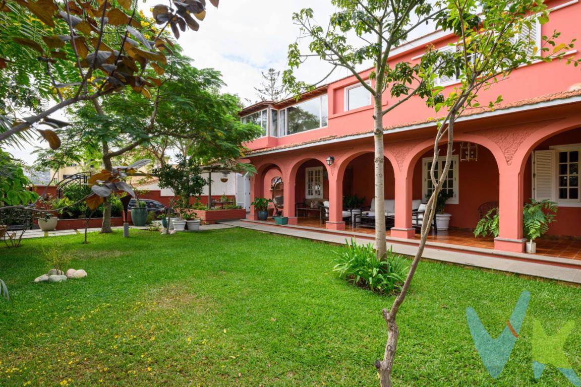 En lo mas alto del  Monte Lentiscal y en el municipio de Santa Brígida, zona residencial ,a tan solo 10 Km de Las Palmas de Gran Canaria por autovía,  se encuentra esta propiedad de  más de 425 m²  con una parcela de casi 1080 m². . Esta propiedad te brinda la oportunidad de disfrutar de amplios espacios al aire libre con jardines  muy bien cuidados, una fantástica piscina, solarium, baños exteriores y una zona de barbacoa para disfrutar de momentos inolvidables. Además, podrás deleitarte con las espectaculares vistas del entorno natural del Monte Lentiscal y al centro de la isla. La vivienda está lista para entrar a vivir y ofrece la posibilidad de ser adaptada y personalizada a tu gusto gracias a los amplios espacios que ofrece. Los más de 425 m² se distribuyen en dos plantas que incluyen 4 habitaciones dobles, 4 baños completos, una espectacular cocina, un luminoso salón y una sala de estudios con vistas al jardín. También cuenta con una zona de lavado y un garaje en el exterior con capacidad para 4 vehículos, brindándote todas las comodidades necesarias para vivir con tu familia. La amplitud de espacios y la luz natural predominan en esta vivienda, creando un ambiente acogedor y confortable. Además, cuenta con un apartamento completo e independiente en la planta baja, de dos dormitorios dobles, equipado con cocina integrada a un  gran salón, baño completo y un aseo grande, perfecto para recibir a tus invitados o utilizarlo como zona adicional a la casa. No pierdas la oportunidad de adquirir esta casa espectacular en el Monte Lentiscal  a tan solo 10 Km de Las Palmas de GC., perfectamente cuidada y lista para vivirla mañana mismo  !!. Cuenta con todos los servicios adicionales a tan solo 100m (supermercado, taxi, iglesia, parada de bus, restaurantes…. )  siendo sin embargo una calle totalmente tranquila para el descanso. Los dos chalets colindantes están desocupados por lo que de momento la casa es super acogedora y silenciosa . Vive rodeado de naturaleza, disfruta de los amplios espacios y crea recuerdos inolvidables en esta propiedad única. ¡Contáctanos ahora mismo para más información y concertar una visita!. Los gastos e impuestos derivados de la compraventa no están incluidos en el precio. 