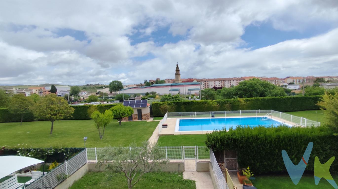 INMOBILIARIA SOLOZÁBAL presenta un  magnifico unifamiliar en venta con una zona comunitaria muy extensa en Oyón. Con un diseño arquitectónico impecable y unas características que difícilmente encontrarás reunidas en un solo inmueble, esta propiedad te invita a descubrir una nueva forma de vivir en total confort.Esta casa se destaca por su amplitud, ofreciendo un total de 325.9 m² útiles distribuidos de manera eficiente para garantizar el máximo aprovechamiento del espacio. Además, la construcción abarca 381.17 m², lo que refleja el enfoque en ofrecer un hogar espacioso y acogedor. Suficientemente amplia para acomodar a toda la familia, dispone de cinco habitaciones que pueden adaptarse a todo tipo de necesidades, ya sean dormitorios adicionales, oficinas personales o incluso salas de recreación.Uno de los principales atractivos de este inmueble es su equipamiento completo. En la cocina, ya amueblada, encontrarás electrodomésticos de alta gama que facilitan las tareas cotidianas y añaden un toque moderno y funcional al espacio. Cenar aquí será un verdadero placer, rodeado de detalles que denotan calidad y estilo. La casa cuenta también con un aseo convenientemente ubicado que complementa las áreas comunes.En cuanto a amenidades exteriores, esta majestuosa vivienda no decepciona. Un balcón te ofrece un espacio privado al aire libre con vistas idílicas, mientras que la piscina se presenta como el refugio ideal para disfrutar del verano en familia o relajarse después de una jornada de trabajo.Ofrece también la ventaja del garaje, asegurando que siempre tendrás un lugar seguro para aparcar tus vehículos. El acceso al transporte público es otro punto fuerte, con una parada de autobús cercana que facilita el desplazamiento a otras áreas de la región, haciendo que la conexión con la vida urbana sea sencilla y rápida.Esta propiedad no solo es atractiva en términos de espacio y comodidad, tiene además la posibilidad de colocar un ascensor en el futuro que permita subir varias plantas puesto que tiene ya el hueco preparado para tal fin.El entorno que rodea la casa es una combinación de tranquilidad y conveniencia. Oyón es conocido por su ambiente apacible, donde la comunidad prospera en un entorno seguro y amigable. Las áreas verdes, junto con la cercanía a servicios esenciales, hacen de esta ubicación una elección excelente para familias y profesionales que buscan estabilidad y calidad de vida.Con todas estas características, es evidente que esta propiedad no es solo una casa, sino un verdadero hogar que está listo para recibir a sus nuevos propietarios. Si buscas un espacio donde la elegancia y funcionalidad se encuentran, esta es la opción que no puedes dejar de considerar. Te invitamos a programar una visita y descubrir por ti mismo cada uno de los detalles que hacen de esta casa una joya en Oyón. ¡No dejes pasar esta oportunidad única! 
