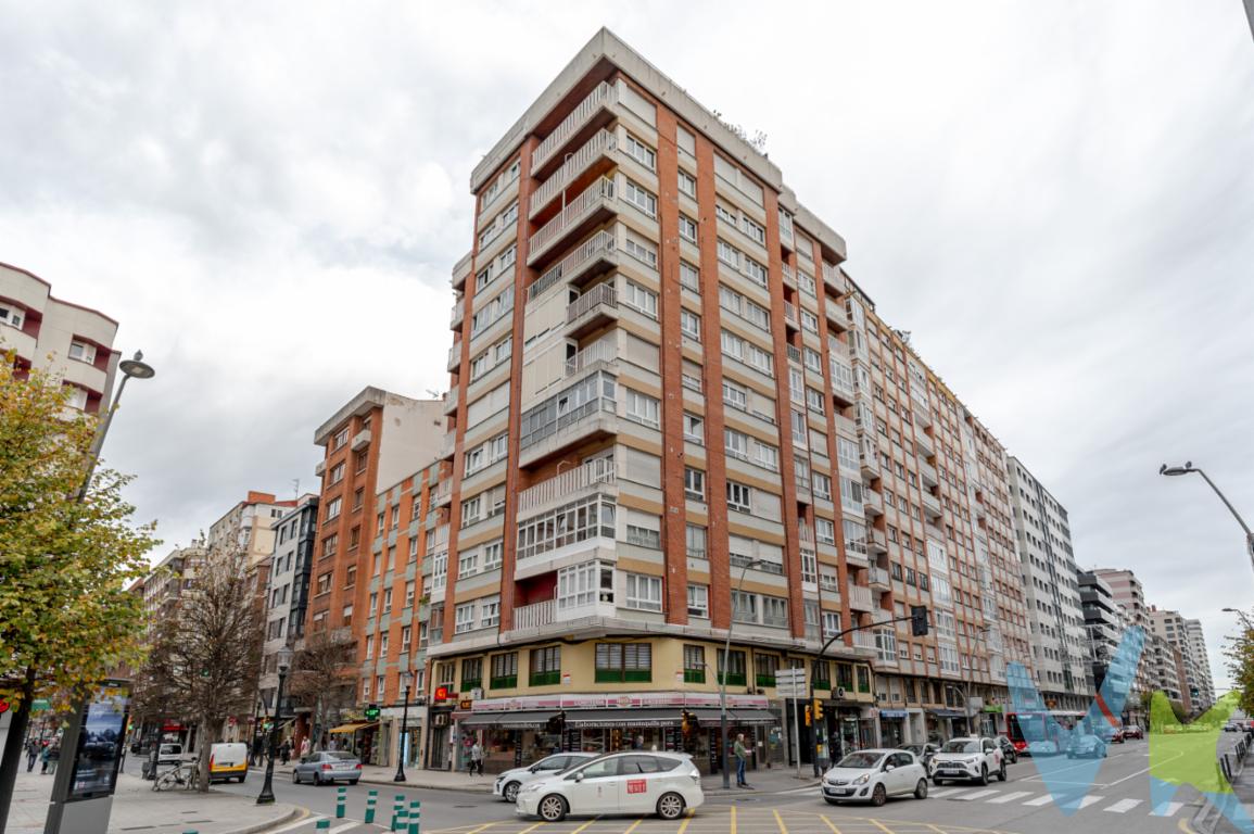 Presentamos una excepcional oportunidad para adquirir un magnífico piso en una de las zonas más consolidadas y deseadas de Gijón, el barrio de La Arena. Esta propiedad representa el equilibrio perfecto entre comodidad y funcionalidad, ofreciendo un estilo de vida confortable en una ubicación privilegiada.El piso, con una amplia superficie construida de 120 metros cuadrados, se despliega en un diseño meticuloso que aprovecha al máximo los 90.67 metros útiles, proporcionando espacios generosos y bien distribuidos. Cuenta con tres acogedoras habitaciones que aseguran un descanso óptimo y suficiente espacio para cada miembro de la familia. Todas las estancias están pensadas para ofrecer el máximo confort y funcionalidad, siendo ideales para configurar a gusto del nuevo propietario. Su amplia cocina da acceso a una espaciosa terraza en la que dispone de un práctico y amplio trastero que ofrece un valioso espacio adicional para almacenamiento, permitiendo mantener el orden y la organización en el hogar. La solución perfecta para aquellos que buscan espacio sin renunciar a vivir en el corazón de la ciudad.El piso se presenta en un excelente estado de conservación, habiendo sido adaptado completamente reformado con gusto en el año 2024, cambio de cocina, baño, instalaciones de fontanería y eléctrica, suelo y ventanas . Este piso se entrega con el baño y la cocina amueblados, incluyendo electrodomésticos.La ubicación es inmejorable por su proximidad a la playa de San Lorenzo, con paradas de bus delante del portal le otorga una conexión sencilla y rápida con las diferentes partes de la ciudad, algo fundamental para quienes valoran la conveniencia del transporte público. El entorno reúne todas las comodidades y servicios necesarios para la vida diaria, desde tiendas, supermercados, colegios, hasta establecimientos de ocio y restauración. Colegios y un parque infantil delante del edificio que se ubica próximo al precioso Parque de Isabel La Católica (el pulmón por excelencia de Gijón).El barrio de La Arena es reconocido por su ambiente dinámico y acogedor, así como por su cercanía a la playa, convirtiéndolo en una zona para aquellos que disfrutan de paseos junto al mar y actividades al aire libre, con carril bici enfrente del portal La oferta cultural y de ocio se complementa con la tranquilidad de un barrio amable y residencial, formando el entorno perfecto para familias, parejas o individuos que buscan calidad de vida.Invitamos a los interesados a concertar una visita para descubrir por sí mismos todo lo que este estupendo piso tiene para ofrecer. Esta es una oportunidad única de adquirir un inmueble con estas características en uno de los barrios más buscados de Gijón. Estamos seguros de que, tras su recorrido, aprecian la calidez y el potencial que esta vivienda ofrece para crear un hogar.En resumen, la propuesta de adquirir este piso en La Arena es sinónimo de calidad, confort y conveniencia. No deje pasar la oportunidad de residir en un lugar donde lo tiene todo al alcance de la mano y donde cada día será una experiencia satisfactoria. ¡Contacte con nosotros para más información y para reservar su visita!Contamos con más de 35 años de experiencia acreditada y nuestro objetivo es garantizarle un servicio de compra humano, ético, de calidad, fácil y seguro. Nuestro equipo lo integran agentes con la titulación AIR (Agente Inmobiliario Registrado), somos CRS (Council of Residential Specialist) y API. (Agente de la Propiedad Inmobiliaria Colegiado nº248). Contamos con un seguro de Caución que nos permite garantizar el depósito de las cantidades entregadas por nuestros clientes.Te ayudamos con la financiación con las mejores condiciones hipotecarias hasta el 100%.Consulte en nuestras reseñas de Google lo que opinan los clientes que ya han trabajado con nosotros.Contacta hoy mismo para concertar una visita. No dejes pasar esta oportunidad de adquirir el hogar de tus sueños en una de las ciudades más atractivas y pujantes del norte de España. Estamos convencidos de que te encantará. ¡Esperamos verte pronto!EL PRECIO NO INCLUYE HONORARIOS DE INMOBILIARIA AL COMPRADOR DE 2% MAS IVA, IMPUESTO DE TRASMISIONES PATRIMONIALES, NOTARIA Y REGISTRO.
