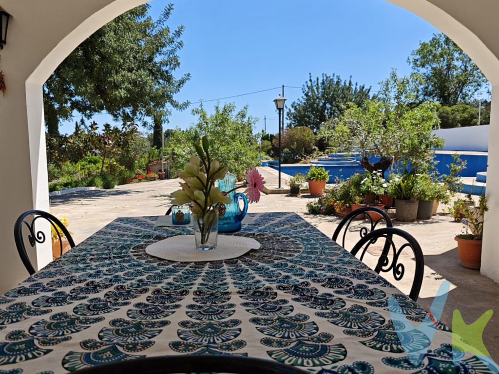 Esta casa es una oportunidad única para adquirir una vivienda singular en un entorno privilegiado.La finca, completamente cerrada, proporciona privacidad y seguridad, asegurando que pueda disfrutar de su hogar con total tranquilidad. La amplia parcela destaca por sus bien cuidados jardines, creando un espacio exterior perfecto para disfrutar del aire libre, celebrar reuniones al fresco o simplemente relajarse en un entorno natural.Una característica destacada es su tentadora piscina privada. Imagina sumergirte en sus aguas durante los calurosos días de verano o contemplar su cristalina superficie desde el confort de tu terraza. Este espacio proporciona un oasis tanto para el descanso como para el entretenimiento.La casa dispone de un práctico trastero, ideal para almacenar herramientas de jardín, bicicletas, o cualquier pertenencia que necesite de un cuidado especial. La infraestructura de la vivienda se complementa con un sistema de alcantarillado eficiente, lo que garantiza un funcionamiento óptimo de las instalaciones.La distribución interior de la casa ha sido diseñada pensando en el confort y la funcionalidad. La vivienda cuenta con una acogedora habitación, perfecta para descansar y desconectar del ajetreo del día a día. La intimidad y el confort están garantizados en este espacio personal.Náquera, con su rica oferta natural y cultural, es el escenario perfecto para quienes buscan una vida tranquila sin renunciar a las comodidades. Su cercanía a la ciudad permite disfrutar de todos los servicios necesarios a la par que se goza de la serenidad que otorgan sus paisajes.Este inmueble es más que una simple casa, es un santuario donde cada detalle ha sido cuidadosamente pensado. Desde su sólida construcción hasta el ideal aprovechamiento de sus espacios, todo está diseñado para proporcionar una experiencia de vida de calidad. La sinergia entre su arquitectura y la naturaleza circundante crea un ambiente armonioso que invita al relax y al disfrute.Por expreso deseo de los propietarios esta vivienda se comercializa en EXCLUSIVA, por lo que le garantiza un trato fácil, cómodo y sin interferencias. Rogamos no molesten a sus ocupantes o vecinos.Si usted es un profesional inmobiliario, no dude en llamarnos, estaremos encantados de colaborar en la venta de este inmueble.El precio ofertado no incluye impuestos, gastos de compraventa, ni honorarios de la agencia inmobiliaria. Anuncio no vinculante, puede contener errores.  