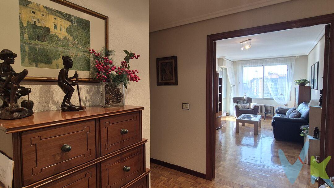 Espectacular vivienda en la intersección de Azpilagaña e Iturrama. Un enclave muy interesante, entre el campus universitario y el centro de la ciudad. Rodeado de comercio, servicios y dotaciones de todo tipo.
Está situado en una planta 9ª ( no último) .Su gran altura le proporciona una sensación de dominio del entorno, mucha luz y espectaculares vistas. 
La distribución no puede ser más cómoda, en la zona de día a la entrada de la vivienda...  salón con ventanal y acceso a amplia  terraza, a la que se accede también desde la cocina, 3 hermosos dormitorios  y 2 baños ( uno con ventana).
El piso se todo exterior menos los baños y todas las estancias disfrutan de luz natural y buenas vistas. 
Está extremadamente cuidado y los baños se reformaron en su día. 
Se vende con trastero en el edificio y gran plaza de garaje de concesión  en el parking de Manuel Turrilas justo al lado del edificio. 
Una completa propiedad que sin duda suscitará mucho interés. 
Llama para visitarlo. Esperamos tu llamada. 