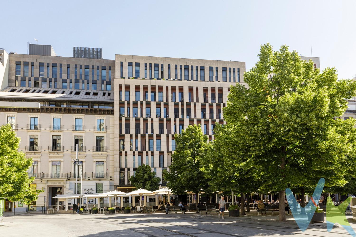 Exclusiva vivienda en pleno corazón de Zaragoza, situada junto a Plaza España y Paseo Independencia, en una de las zonas más emblemáticas y mejor comunicadas de la ciudad. Este acogedor ático destaca por su luminosidad, su excelente distribución y su agradable terraza privada, ideal para disfrutar del centro con total tranquilidad. La vivienda dispone de un amplio salón-comedor con salida a terraza, cocina independiente totalmente equipada, dormitorio con armarios empotrados y baño completo acabado en mármol. Ubicada en un edificio moderno y representativo, con excelentes calidades y acceso adaptado, esta propiedad ofrece comodidad y calidad de vida en una ubicación privilegiada. Características destacadas:. Ático con terraza privada. Muy luminoso. Cocina equipada. Armarios empotrados. Aire acondicionado por conductos. Calefacción central con contador individual. Plaza de garaje opcional. Edificio moderno con ascensor. Excelente ubicación en pleno centro. Una vivienda perfecta tanto para vivir como para invertir, rodeada de todos los servicios, comercios, restaurantes y transporte público, con el tranvía a pocos metros. ¡Llámenos para ampliar informacion y solicitar visita!