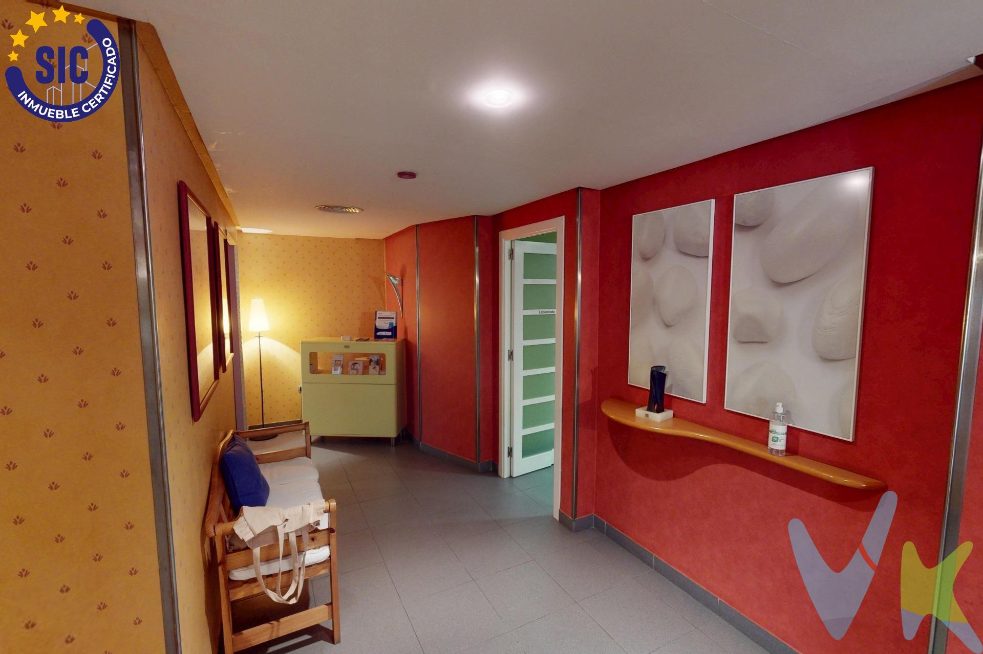 Oportunidad única en pleno centro de Castellón. Te presentamos esta amplia vivienda de 161 m² actualmente adaptada como consulta médica, pero con infinitas posibilidades para convertirla en tu hogar o en un despacho profesional. 📍 Ubicación privilegiada: en el corazón de Castellón, rodeada de todos los servicios esenciales —farmacias, colegios, comercios, cafeterías y transporte— y con fácil acceso a pie a cualquier punto del centro. Este inmueble es en exclusiva, con lo que le facilitamos cualquier información sobre la vivienda. Por este motivo, solicitamos no molesten al propietario, ocupantes de la propiedad, vecinos o conserje de la comunidad. En todos los casos los precios expuestos son más impuestos y gastos derivados de la transmisión del inmueble. . 🛋 Distribución espaciosa y funcional:. Gran recibidor que da paso a una luminosa sala principal. 4 amplias estancias que pueden convertirse en dormitorios, despachos o salas de trabajo. Cocina independiente. Baño completo y aseo adicional. Patio interior. 🚗 Extras que marcan la diferencia:. Plaza de garaje (opcional + 20.000) y trastero. . Ascensor, aire acondicionado y puerta blindada. Orientación noroeste que aporta luz y ventilación natural. Hilo musical y acabados cuidados. ✅ Perfecta para familias que buscan amplitud y comodidad, o para profesionales que necesiten un espacio céntrico y bien comunicado. No dejes escapar la oportunidad de vivir o trabajar en una de las zonas más demandadas de Castellón. Llámanos y agenda tu visita hoy mismo. . 
