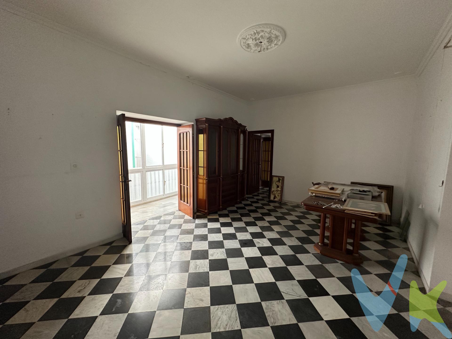 Sumérjase en la historia y el esplendor del centro de Cádiz con esta magnífica Casa Señorial construida en 1888. Ubicada en la arteria principal de la ciudad, esta propiedad es una oportunidad única para vivir en una pieza de arte arquitectónico con un carácter y una elegancia inigualables. Con casi 190 m² de superficie, la vivienda deslumbra por sus amplios espacios y una excepcional entrada de luz natural que inunda cada rincón durante todo el día, creando un ambiente cálido y acogedor. Su diseño clásico se complementa con una distribución funcional que alberga siete (7) espaciosos dormitorios y dos (2) cuartos de baño. ✨ Puntos Clave a Destacar:. - Ubicación Premium: Situada en el centro neurálgico, a un paso de las emblemáticas calles Mina y Ancha, disfrutando de la mejor oferta cultural, gastronómica y de ocio. - Carácter Histórico: Una joya con más de un siglo de antigüedad, manteniendo la esencia de la arquitectura señorial gaditana. - Ideal para Inversores: Su gran tamaño y distribución versátil ofrecen un enorme potencial para ser dividida en dos unidades de vivienda independientes (previa consulta y estudio), maximizando el retorno de la inversión. - Gran Potencial: Perfecta tanto para establecer una espaciosa residencia familiar de ensueño, como para un proyecto de alquiler turístico o de larga duración de alto nivel. ¡No deje pasar la oportunidad de adquirir una auténtica 'joya con solera' en una ubicación privilegiada!. Le invitamos a descubrir el encanto de esta propiedad. ¡Ven a conocerla hoy mismo!. De acuerdo con lo previsto en el Decreto 218/2005, de 11 de octubre, se informa al cliente que los Gastos Notariales, Registrales, impuesto de transmisiones (ITP), Honorarios de intermediación, Gastos financieros, y otros gastos inherentes a la compraventa no están incluidos en el precio.