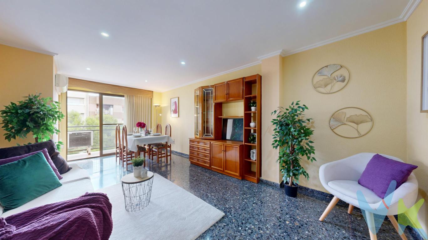 Presentamos una excelente oportunidad de adquirir un magnífico piso situado en la apreciada zona de Avenida al Vedat, en la localidad de Torrent. Este atractivo inmueble se ofrece en venta y se encuentra ubicado en la sexta planta de un edificio bien conservado, construido en el año 1990. Desde su balcón puedes apreciar las maravillosas vistas a la avenida al vedat, las cuales aportan luminosidad y calidez al salón comedor y a la cocina.Con una superficie de 79,83 metros cuadrados útiles y un total de 90 metros cuadrados construidos, el piso se distribuye de manera funcional para aprovechar al máximo cada rincón. Al entrar a la vivienda encontrarás un recibidor que dará paso al gran salón comedor, donde percibirás su amplitud, luminosidad y el acceso a un precioso balcón, ofreciendo un lugar ideal para disfrutar de momentos de relajación o entretenimiento. Volviendo al recibidor, podrás acceder a la cocina que es independiente y está diseñada para cumplir con las necesidades del hogar moderno.En la vivienda se encuentran perfectamente divididas las zona de día de la zona de noche, ya que dispone de un pasillo distribuidor que divide dichas zonas. Cuenta con tres confortables dormitorios, de los cuales dos de ellos están equipados con armarios empotrados y un balcón interior acristalado, brindando a sus futuros propietarios la posibilidad de crear espacios personalizados para cada miembro de la familia. Además, los baños son completos y están estratégicamente ubicados para dar servicio eficiente a todas las estancias.El edificio dispone de ascensor, garantizando un acceso cómodo y sin esfuerzo hasta el piso. Adicionalmente, este inmueble incluye plaza de garaje, lo cual es un verdadero valor añadido en una zona tan demandada como lo es Avenida al Vedat. Asimismo, un trastero proporciona el espacio extra necesario para el almacenamiento de objetos personales o artículos de uso estacional.El entorno del inmueble es espectacular, ya que se encuentra en la columna vertebral de Torrent, la codiciada zona alta de la avenida al vedat, con todos los servicios y comercios alrededor. La propiedad está perfectamente conectada por transporte público, gracias a su proximidad a la estación de metro torrent avinguda, parada de autobús así como de taxi, facilitando los desplazamientos tanto hacia el centro de Torrent como hacia las cercanías. Esta excelente conexión con el transporte público convierte este piso en una opción idónea tanto para familias como para inversores en busca de una vivienda que garantice calidad y comodidad.No se puede obviar la cercanía a una variedad de servicios esenciales y de ocio que hacen de este lugar un entorno privilegiado para el día a día. Panaderías, supermercados, colegios, centros médicos, y zonas de esparcimiento se encuentran a escasa distancia, asegurando que todas las necesidades cotidianas se encuentren a solo unos pasos de la vivienda.Esta propiedad destaca por su versatilidad, integrando características que cumplen con las expectativas tanto de aquellos que buscan un primer hogar como de quienes desean un cambio de residencia hacia un lugar más adaptado a sus preferencias. La calidez del sur, la funcionalidad de su distribución y las facilidades de su entorno contribuyen a hacer de este piso una verdadera joya en el mercado.No deje pasar la oportunidad de descubrir personalmente las extraordinarias ventajas de residir en este inmueble. Invitaros a programar una visita, convencidos de que esta propiedad será capaz de capturar rápidamente su interés y convertirse en la opción perfecta para aquellos que valoran un estilo de vida cómodo, bien comunicado y en un entorno lleno de posibilidades. Su próximo hogar le espera, lleno de luz, espacio, y un sinfín de posibilidades para adaptarse a sus necesidades. Contáctenos para agendar una visita y déjese seducir por las ventajas de vivir en una de las mejores zonas de la ciudad.OBSERVACIONES:* El precio anunciado NO INCLUYE los impuestos, ni los gastos de la compraventa. A tal efecto, se informa que al referido precio habrá que añadirle los gastos propios de la transmisión inmobiliaria que correspondan a la parte compradora entre los que cabe enumerar los siguientes:- ITP con carácter general en Valencia es del 9%, pudiendo corresponderle otro tipo impositivo atendiendo a sus circunstancias personales (por edad, renta o situación familiar primera vivienda habitual, etc ) previstas legalmente.*Base imponible del impuesto el mayor valor entre el precio de compraventa, la tasación o el valor de referencia catastral.- Gastos de notaría y registro, en su caso, suelen oscilar aprox; entre 1,5% y 2,5% (aranceles variables según valor de compraventa, n.º de copias, etc ).- Si tramita la inscripción una gestoría, deberá abonar sus honorarios más IVA ( en este caso suele oscilar entre los 250EUR y los 400EUR + IVA).- Honorarios de mediación inmobiliaria a cargo del comprador del 3% del precio final de venta más IVA (21%), salvo otro pacto.Se informa al consumidor que la agencia actúa como intermediaria inmobiliaria en la operación, estando cualquier eventual compraventa y sus condiciones sujeta a la aceptación expresa del propietario-vendedor y a la posterior formalización del correspondiente contrato.* En nuestra agencia contamos con el distintivo de Agencia Registrada en el Registro de Agentes Inmobiliarios de la Comunidad Valenciana con nº de registro 1719 y cumplimos con todos los requisitos que debe tener un profesional del sector inmobiliario.* Por mandato expreso del propietario, COMERCIALIZAMOS ESTE INMUEBLE EN EXCLUSIVA, lo que le garantiza el acceso a toda la información, a un servicio de calidad, un trato fácil, sencillo y sin interferencias de terceros. Por este motivo, se ruega NO MOLESTAR AL PROPIETARIO, a los ocupantes de la propiedad o a los vecinos. Si usted es agente inmobiliario y tiene un cliente para este inmueble, llámenos estaremos encantados de colaborar. Muchas gracias por su comprensión.* La oferta está sujeta a cambios de precio o retirada del mercado sin previo aviso. Este anuncio en su conjunto, incluyendo textos, fotos, imágenes o cualquier otro contenido de este, no es vinculante dado que la información es ofrecida por terceros y puede contener errores. Se muestra a título informativo y no contractual.* Esta propiedad se pone a la venta con toda la documentación comprobada y en regla, por lo que ofrecemos GARANTÍAS a los compradores.*¿Qué te ofrecemos en nuestra agencia? - Agilizamos y hacemos más cómodo el proceso. - ¡Nos ocupamos de todo! Cero preocupaciones. - Recibe apoyo legal y fiscal durante todo el proceso. - Experto inmobiliario 100% a tu lado. - Asistencia post venta ¡Seguimos a tu lado! Si deseas saber más, no dudes en ponerte en contacto con nosotros. 